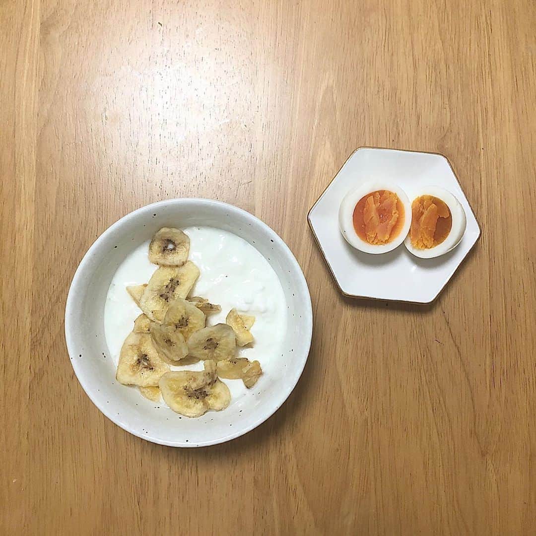 みのり(26)＠東京 ダイエットのインスタグラム：「. . 朝ごはん バナナチップスとヨーグルト ゆでたまご . . . 0か100かの人間だから 手に入れてはいけないもの 第1位だったかもしれないゲーム . お兄ちゃん子だったので、 ゲームはわりと一通りやっていて 勝つまでご飯食べずに 勝つまでお兄ちゃんをゲームに付き合わせてた 妹、みのりです。 . . わかりやすいですが、 負けず嫌いのB型の妹です。✌️← . . マリオと、あつもりで 仕事終わりずーっとやってた😂 . . 息するのと、目しか使ってないので、 おなかもすかずに ずーっとゲームかトイレですごせます。 あれ、本田翼ちゃんやん！← . . ゲームのYouTube実況チャンネルやろうかな . . 夜は筋トレします(ほんとうです) . ◉ライザップ公認の紹介アンバサダーです。 〜紹介特典で、お安く入会できます〜 . ▶︎全国どの店舗でもOK ▶︎カウンセリング予約前にご連絡ください . 📺RIZAP TVCM出演 🏅RIZAP BMG ファイナリスト2017.2018 . #rizap #ライザップ #ダイエット #diet #レコーディングダイエット #ダイエッター #公開ダイエット  #食べて痩せる #おうちごはん #食べる #糖質制限 #低糖質ダイエット #和食 #クッキングラム #自炊女子 #腸内環境 #食事管理 #痩せる食事 #朝ヨーグルト #バナナヨーグルト #バナナチップス #ヨーグルト #廃人 #干物女子 #ゲーマー女子」