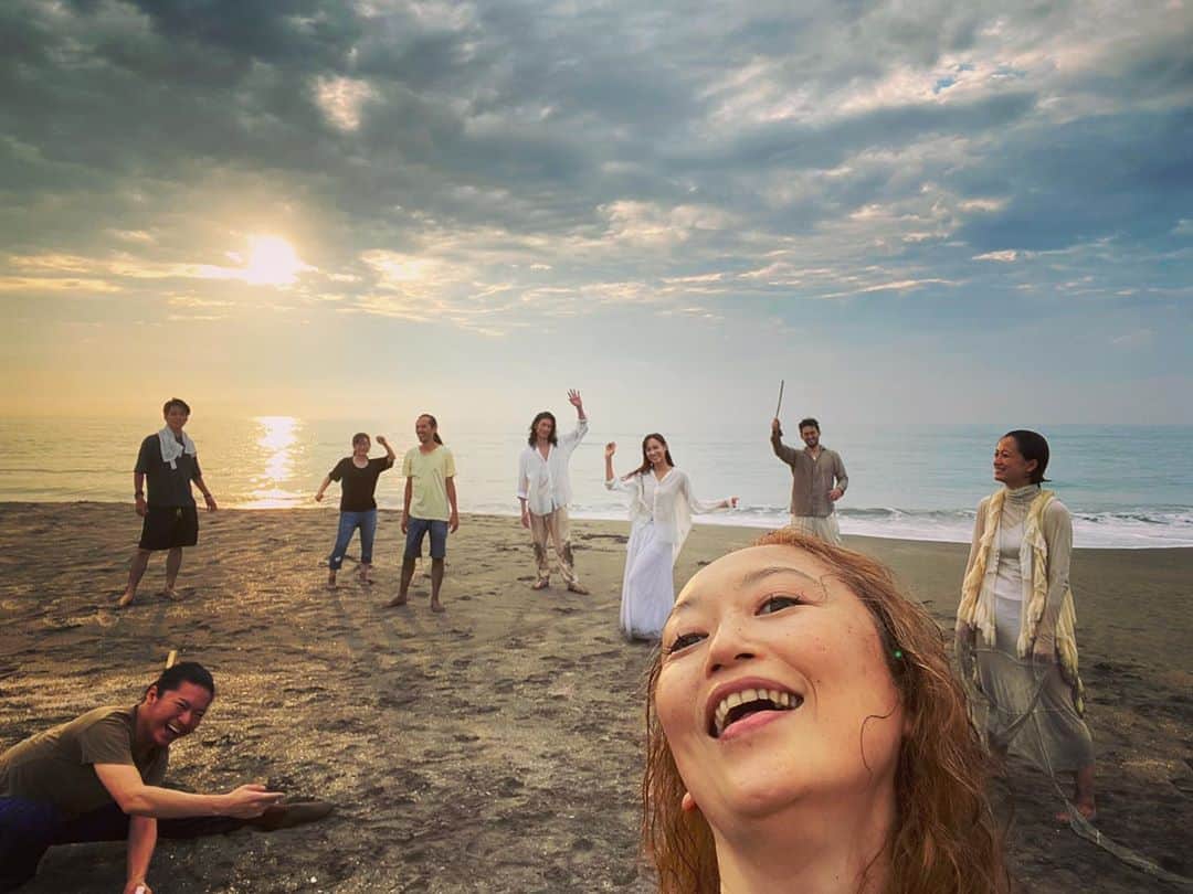 のインスタグラム：「REVO新作『Sea Horse』ビジュアル撮影！素晴らしいアーティスト達と美しい朝を迎えた  18 August 2020  @uranrevo  @mikaring72  @marikokakizaki_  @aiichiroman  @tomohideikeya  @suzukitakayuki_atelier  @taylor_suzuki  @ishidahironori  @ryohk  @uranhirosaki」