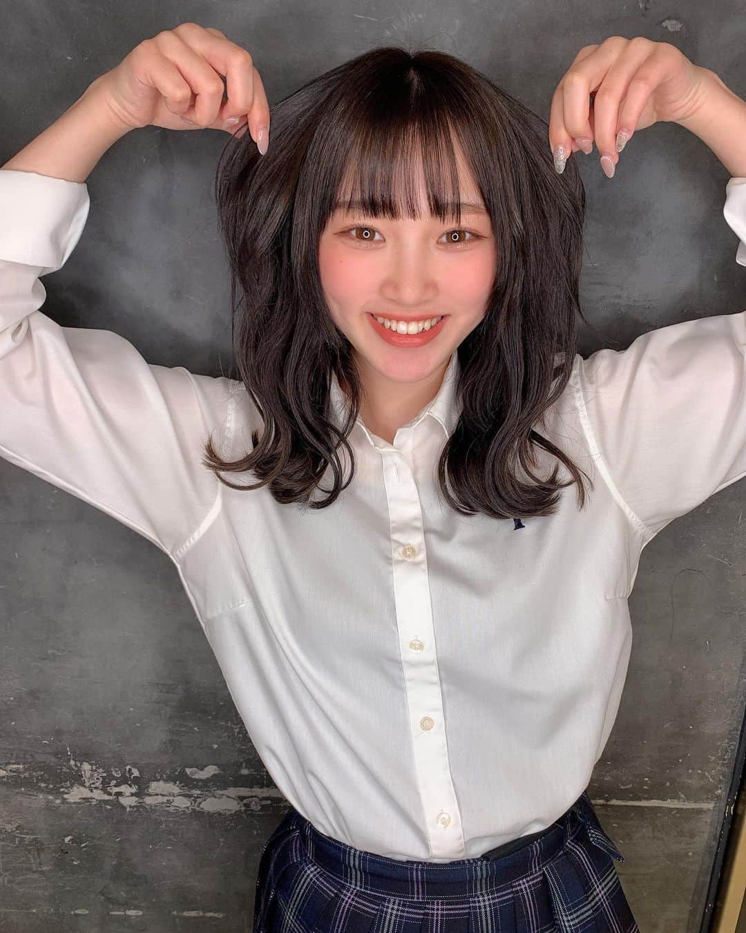 平野夢来（ゆぴぴ）のインスタグラム：「すきすきはやみしゃんに可愛くして頂きました\♥/ ・ ・ 今回は暗めの短め〜🖤 珍しくちょっと短めだからみんなしっかり目に焼き付けて!!!  #にゅーへあ #ゆぴぴ」
