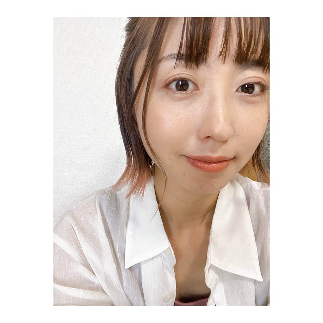 小塚舞子のインスタグラム：「コメントやメッセージで 髪色のことをよく質問してもらうのですが、 完全に自己満足の世界やと思ってたから うれしいです☺️ 梨泰院クラスにハマりすぎて チョ・イソと同じ髪型にするべく 裾をブリーチして最初はベージュを入れてもらいました。 (ほんとうはオレンジにしようとして美容師さんに止められた) そのあと仕事で元に戻さなくちゃいけなくなったのですが 真っ黒にしちゃうと次明るくするときにムラになっちゃうので 濃いグリーン入れて全体を暗く。 それが取れてきたところで、、もう一回アッシュ系入れたんだっけな？くすんだグリーンだっけ… 忘れた…  で、今は全体をくすんだピンク、裾はがっつり濃いピンク入れてます。 最初はもっとパキッと赤かったんですが すぐ取れてきていい感じに。  美容室行く時はだいたいお任せ。 (梨泰院クラスだけは強めに要望) 自分に似合う髪型って 自分より周りから見たほうがよくわかるような気がします。 それに自分で決めちゃうと毎回同じになる… いまお願いしている美容師さんがとってもセンス良い方なのも大きいです。  もうちょい伸びたら前髪ごとクルクルのパーマの計画！  メイクとか髪型とか、 女子に生まれてめんどくさいわ… と思うことの方が多いけど 楽しみたいものです。  #ショートボブ　#ボブアレンジ  #チョイソヘア」