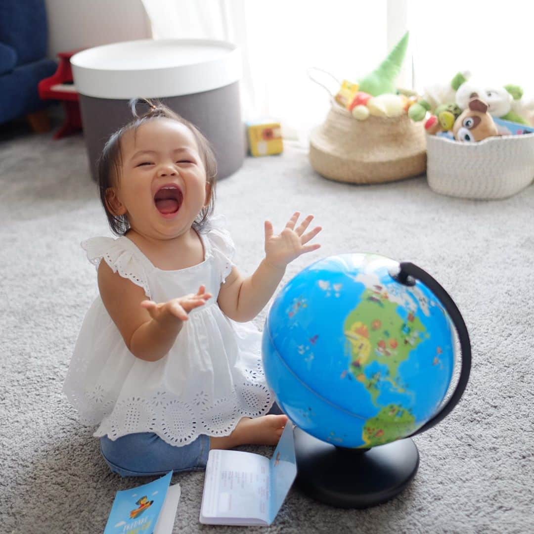 Keikooooooのインスタグラム：「最近の地球儀は凄すぎな件🌍✨ 「飛び出す！すごい知育地球儀Shifu Orboot シーフオーブート」 まだちょっと早いけど♡3Dの知育地球儀！ 最初見せたときは、「ウワァ✨」 とびっくりな顔でクルクル回して遊ぶだけだったけど笑。すっごくリアルで凄いんです！ 最先端技術のARでスマホやタブレットで世界探索が出来るんです！こんな時だから、お家で世界中の文化や動物、建造物が学習できるのはイイ😆👍✨ 世界中の人や文化に興味を持ってほしいな♡ . #また載せすぎ👉👈 #親バカだなぁ🙌 . #ママ #パパ #おばあちゃん #おじいちゃん #子育て #育児 #地球儀 #知育玩具 #ママガール #mamagirl #iPad #おもちゃ #プレゼント #インテリア #保育園 #shifu #orboot  #playshifu #おうち時間 #おうち時間で学ぼう#女の子ママ」