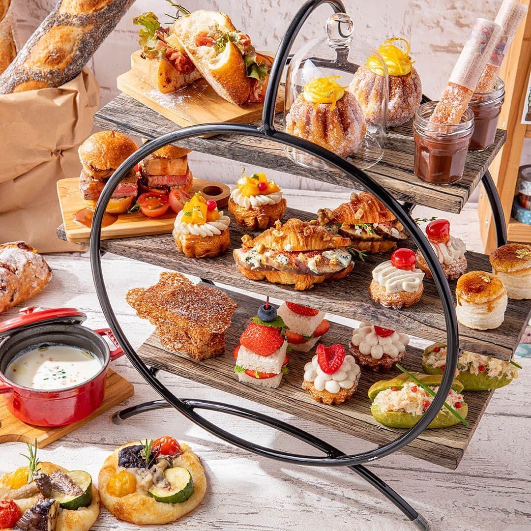 のインスタグラム：「バー&ラウンジ ZATTAが贈るパンにとことんこだわった新感覚ランチ＆アフタヌーンティー『プティ・ブーランジェリー』は9月1日（火）よりスタート。﻿ ﻿ 🗼パリのブーランジェリーに並ぶおかしパンやおしゃれサンドイッチをイメージした約12種類のサンドイッチ、おかしパンにスープとサラダがセットに。﻿ ﻿ ✨おしゃれなランチやアフタヌーンティーとしてはもちろん、シャンパーニュやワインを合わせて楽しむ軽めのディナーとしてもおすすめです。」