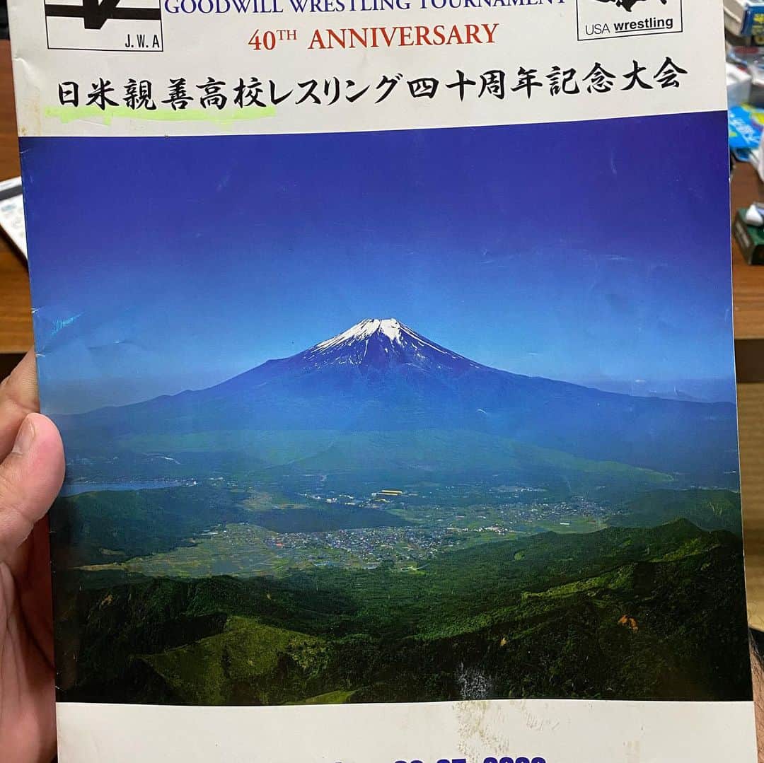 GOSAMARUのインスタグラム：「‪お家から懐かしいパンフレットが出てきました。‬ ‪高校時代の大会パンフレットが(笑)‬ ‪若き日の僕とKageと今欠場中の雷電が写っております(笑)‬  ‪#琉ドラ #rd_pw #kagetora #雷電 #レスリング #GOSAMARU #プロレス ‬#沖縄 #青春時代   関東選抜のメンバーや東京選抜のメンバーもみんな元気にしてるかなぁ🤔」