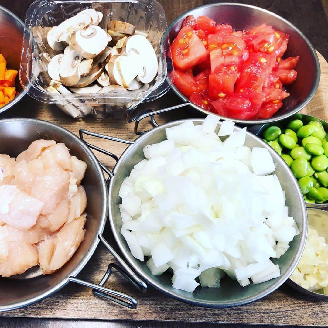 がっちゃんのインスタグラム：「夏休みの課題で毎年給食コンクールに応募しています😊 給食は化学調味料なしで作る必要があり、普段当たり前のように使っているコンソメや鶏ガラ、ほんだしなどは使わず、材料費を抑えていかに美味しく作るかが課題です😅 ここ数日がっちゃんは毎朝、ひたすら材料を刻み、給食に使えるシンプルな調味料だけを使い、分量を調整したり変えたりして、やっと今日出来かも‼︎ 今年は入賞できるといいな💕  夏休みも後少し💦  #給食 #給食コンクール #小学生 #無化調 #コンクール　#がっちゃん #がっちゃんねる #夏休み #夏休みの宿題 #夏休みの思い出」