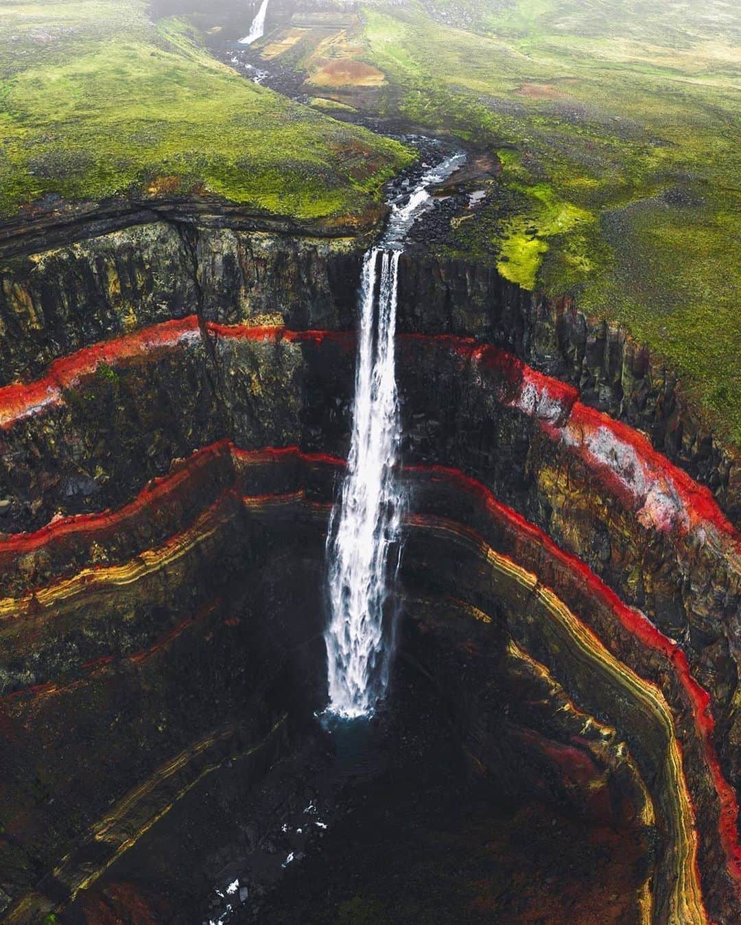 BEAUTIFUL DESTINATIONSさんのインスタグラム写真 - (BEAUTIFUL DESTINATIONSInstagram)「After an hour of gradual climb uphill, a rewarding view of the Hengifoss waterfall awaits.💦 It is characterized by rock layers of red clay sandwiched between layers of basalt creating these beautiful red strata patterns. Do you know that the basalt layers you see here are 5 to 6 million years old? They're formed from volcanic eruptions in the Tertiary Period.🌋   Iceland has over 10,000 waterfalls so it would take decades to explore them all! Have you started exploring? Which one's your favorite?  📸 @h0rdur  📍Iceland」8月19日 11時44分 - beautifuldestinations