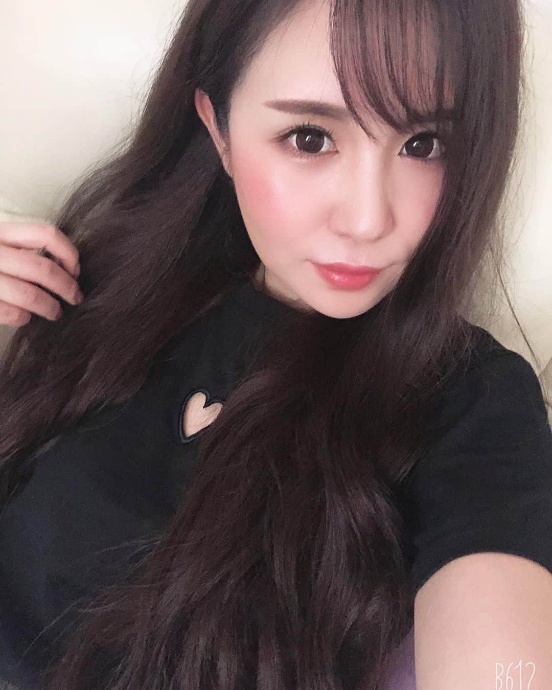 のインスタグラム：「美容室行ってきたよー🙌🏻 今回も暗めにしてもらって 髪長くしたっ👼🏻 . . . . #美容室 #カラー #カット #トリートメント #エクステ #スーパーロング #地毛 #胸下まであるよ #ハート #heart #黒髪 #ロング #ロングヘア #大好き #夏 #暑い #我慢 #笑」