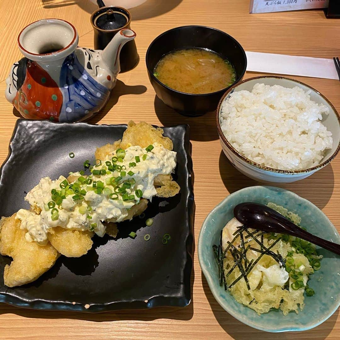 高木三四郎さんのインスタグラム写真 - (高木三四郎Instagram)「天ぷら串山本家でランチ。かしわ天5枚、玉子天1つとなかなかのボリューム！  新宿御苑 天ぷら串 山本家 050-3491-2703 東京都新宿区新宿1-2-6 御苑花忠ビル 1F https://tabelog.com/tokyo/A1304/A130402/13209422/ #新宿御苑前 #御苑めし #天ぷら #天ぷら串山本家」8月19日 11時52分 - t346fire