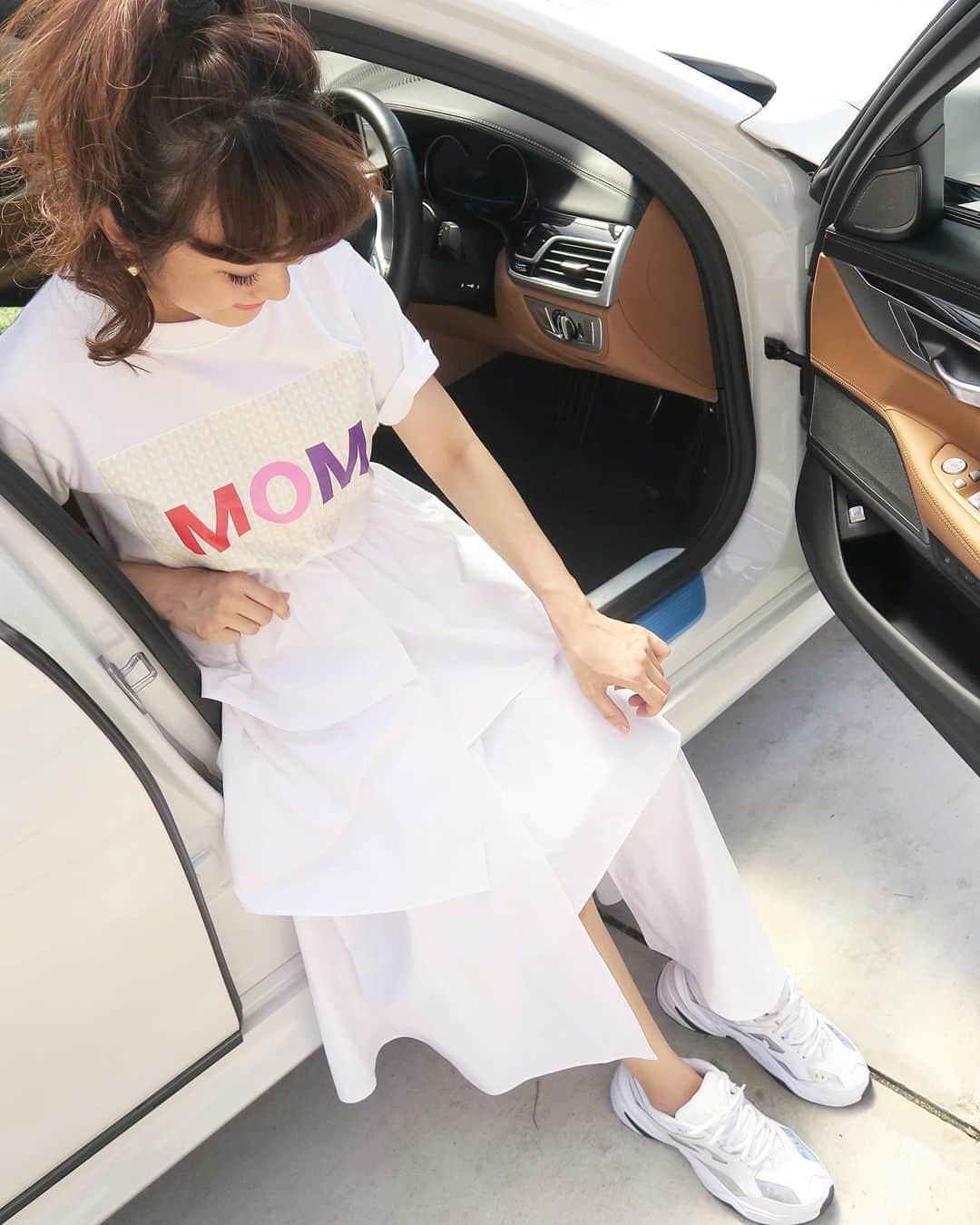 Mai Wakimizuのインスタグラム：「昨日のcoordinate♡MOM Tシャツに合わせたスカートはランダムティアードスカート♡キャメルは完売ですがホワイトはまだ少しあります＼(^o^)／ボリュームのあるシルエットのおかげで、チラッと見える足も美脚効果あり♡全身ホワイトが新鮮でお気に入りです♡そして、先日までのTシャツの予約販売、本当に沢山のオーダー有難うございました！お届けまで今しばらくお待ち下さいませ♡ #wakkinstyle#ootd#coordinate#ママコーデ tops&skirt:#linkable @linkable_official shoes:#nike」