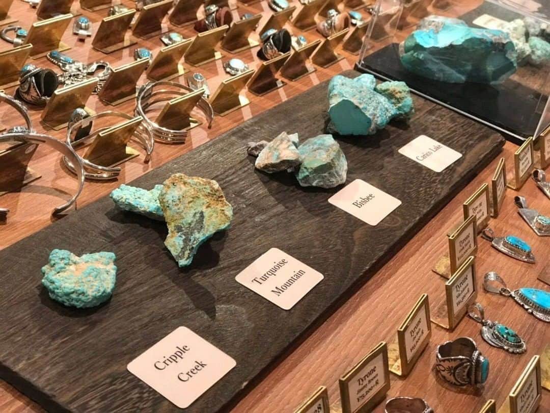 キャナルシティ博多のインスタグラム：「4日間だけの限定イベント🌈Schott/ノースビル2F  市場にほんの少ししか出回らない『ナチュラルターコイズ』を扱うブランド"LFC"のSPECIAL TRUNK SHOWをSchott店内にて開催。  世界最古の宝石と言われるターコイズですが、そのほとんどが色染めなどの加工が施されています。LFCが扱うターコイズは色染め加工されておらず、今回の限定イベントでは本物のターコイズの色をご覧いただけます。  今回は約300点以上のアイテムが登場。 この夏、本物のターコイズをSchottでお楽しみください！  ●LFC SPECIAL TRUNK SHOW 期間:2020年8月20日(木)から23日(日) 場所:Schott店内(ノースビル2F)  🌟キャナルinformation🌟 8月の平日は飲食店限定f-JOYポイント10倍開催中！ ポイントは【f-JOYアプリ】でどんどん貯めよう🌈 対象店舗は【キャナルHP】でcheck! ※キャナルシティOPA内の飲食店他、一部除く  #キャナルシティ博多 #キャナル #canalcity #福岡 #博多 #天神 #schott #ショット #LFC #ターコイズ #ナチュラルターコイズ #LFCSPECIALTRUNKSHOW #宝石 #イベント #お買い物 #夏 #夏コーデ #夏アクセ #アクセサリー #ターコイズアクセサリー #schottsouth」