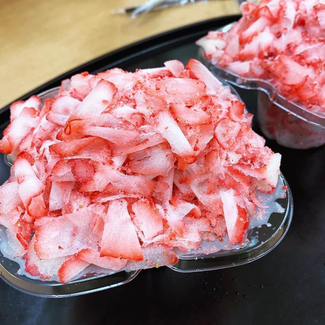 のインスタグラム：「凍らせた苺🍓のかき氷🍧 練乳もたっぷりかけて、最高〜❣️  #苺のかき氷」