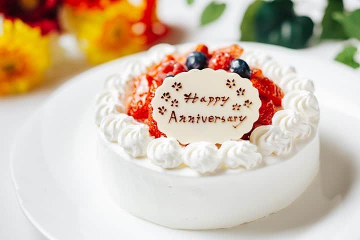 新横浜プリンスホテルさんのインスタグラム写真 - (新横浜プリンスホテルInstagram)「今年の記念日は自粛していてお祝いが出来ていない方、これから記念日を迎える方へ✨お誕生日・結婚記念日など大切な記念日をお祝いしていただくためのご宿泊プランを安心の定額料金でご用意いたしました。お泊まりはスイートルーム！地上約140mの眺望をお楽しみいただける「トップ オブ ヨコハマ 鉄板焼＆ダイニング」でのディナー付きです。詳細はWebサイトをご覧ください。 ⁣ 【Go to トラベルキャンペーン対象】⁣ ⁣ ⁣ If you had to give up celebrating this year’s anniversary or if you plan to celebrate in the near future, here is an idea✨ We are offering an accommodation package for a fixed rate to help you celebrate precious anniversaries such as birthdays and weddings. The package includes a stay in the suite and dinner at "Top of Yokohama Teppanyaki & Dining" which boasts a spectacular view from 140 meters above ground.⁣ ⁣For more information, please visit the website.⁣ ⁣ [Go to Travel Campaign]⁣  ⁣ ⁣ #新横浜プリンスホテル#近場旅 #プリンスホテル#新横浜#横浜#客室#新横浜駅 #夏休み #家族旅行 #横浜観光 #夏旅 #旅行計画 #週末旅 #記念日 #誕生日 #みなとみらい #横浜旅行 #記念日旅行 #スイートルーム #gotoトラベル #鉄板焼き⁣ #shinyokohamaprincehotel#princehotel#shinyokohama#yokohama#hotel #view #myyokohama #kanagawa #anniversary」8月19日 12時01分 - shinyokohamaprincehotel