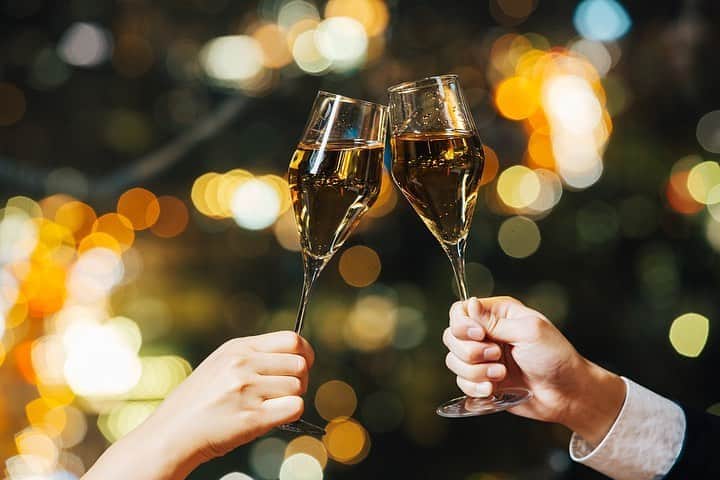 新横浜プリンスホテルのインスタグラム：「今年の記念日は自粛していてお祝いが出来ていない方、これから記念日を迎える方へ✨お誕生日・結婚記念日など大切な記念日をお祝いしていただくためのご宿泊プランを安心の定額料金でご用意いたしました。お泊まりはスイートルーム！地上約140mの眺望をお楽しみいただける「トップ オブ ヨコハマ 鉄板焼＆ダイニング」でのディナー付きです。詳細はWebサイトをご覧ください。 ⁣ 【Go to トラベルキャンペーン対象】⁣ ⁣ ⁣ If you had to give up celebrating this year’s anniversary or if you plan to celebrate in the near future, here is an idea✨ We are offering an accommodation package for a fixed rate to help you celebrate precious anniversaries such as birthdays and weddings. The package includes a stay in the suite and dinner at "Top of Yokohama Teppanyaki & Dining" which boasts a spectacular view from 140 meters above ground.⁣ ⁣For more information, please visit the website.⁣ ⁣ [Go to Travel Campaign]⁣  ⁣ ⁣ #新横浜プリンスホテル#近場旅 #プリンスホテル#新横浜#横浜#客室#新横浜駅 #夏休み #家族旅行 #横浜観光 #夏旅 #旅行計画 #週末旅 #記念日 #誕生日 #みなとみらい #横浜旅行 #記念日旅行 #スイートルーム #gotoトラベル #鉄板焼き⁣ #shinyokohamaprincehotel#princehotel#shinyokohama#yokohama#hotel #view #myyokohama #kanagawa #anniversary」