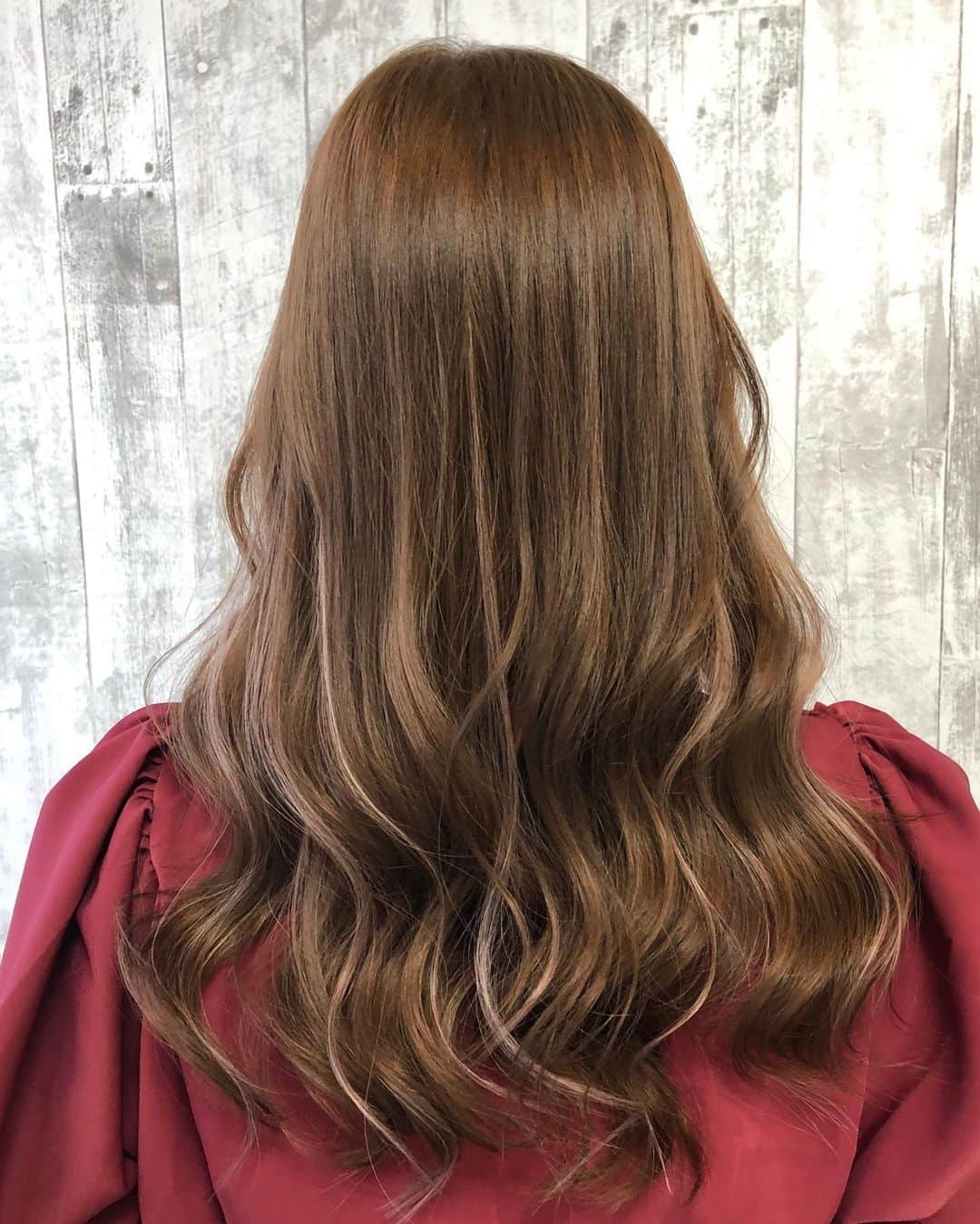 水越愛華さんのインスタグラム写真 - (水越愛華Instagram)「💇‍♀️🆕💖  アンクで カラー、エクステ、カット、TOKIOトリートメント してきた☺️💖  ハイライトをいれたかったけど ブリーチは傷むのが怖かったから 細いエクステでハイライト いれてもらった💇‍♀️🌟 (細くしたのを10本位！)  ほんのりピンクぽくて 可愛い🌸💖  カットは顔まわり少し レイヤーいれてもらった〜！  @masarusaito0 さん いつもありがとうございます😊  #ankhcross  #ロアエクステジョーカー」8月19日 12時10分 - iamemika21