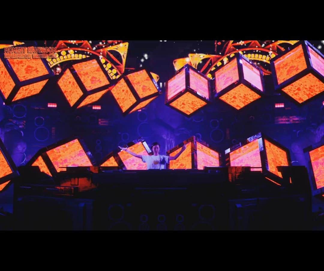 DJ Yummyのインスタグラム：「#VRDJ#momentraveroom#livedj 全く新しい体験で楽しかったです🧚🏻‍♂️ #vr#ar#unrealengine#unity#vj#dj」