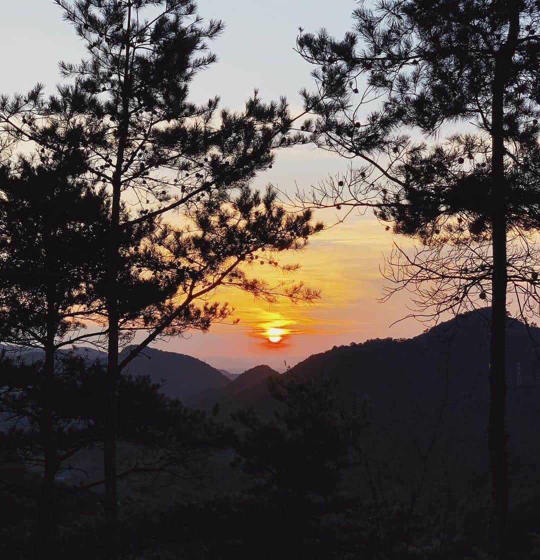 ジュジュのインスタグラム：「....🏔☀️ . . #格別な夕暮れ時 #昼間からハリキリ過ぎて旦那意識不明だった」