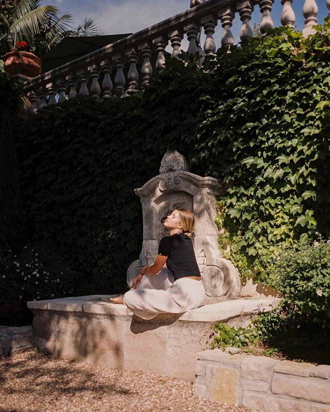 ソフィア・リッチーのインスタグラム：「Home 🖤」