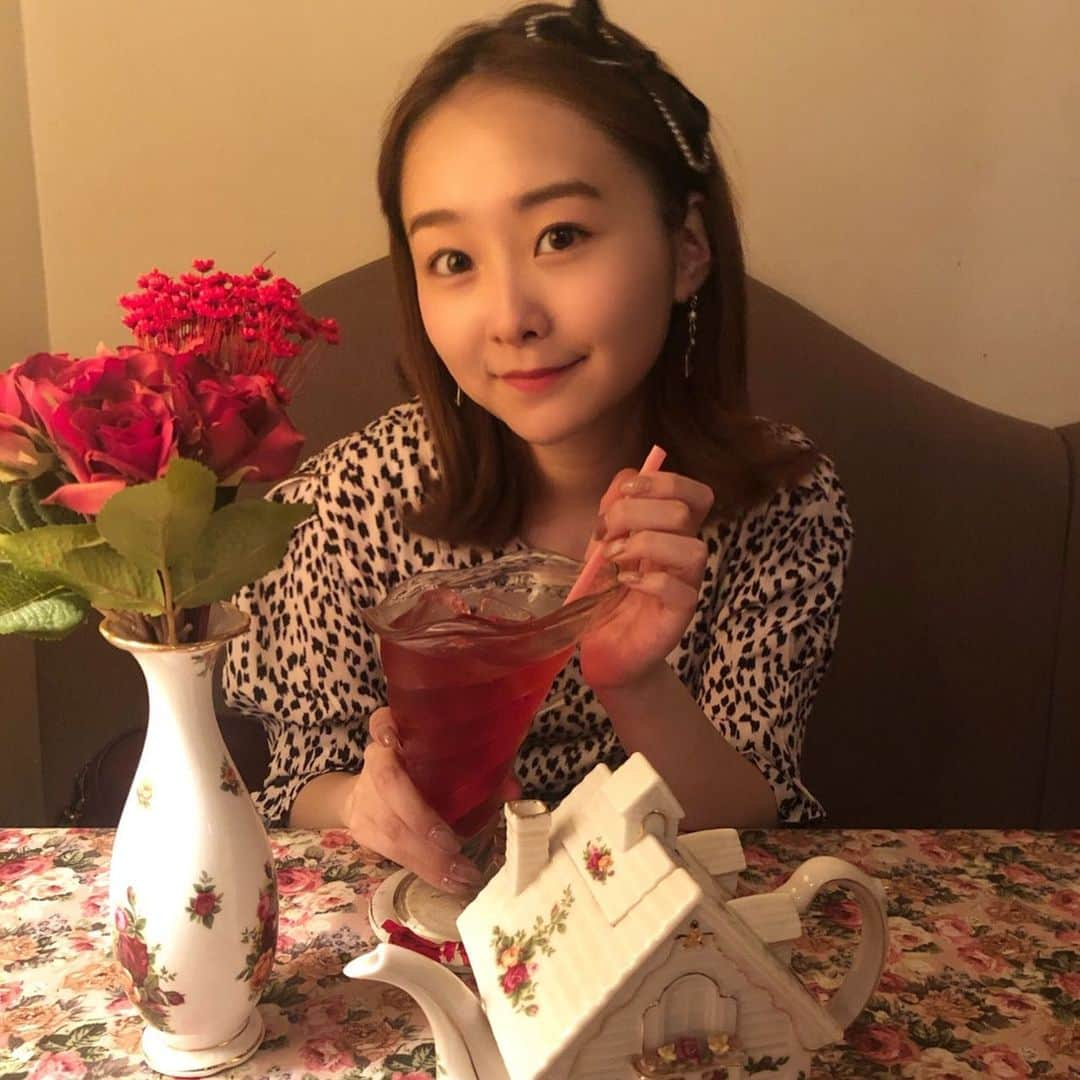 高橋優里花のインスタグラム：「ずっと私が行きたかったカフェ🍰🌹 お皿から選べて紅茶もケーキも可愛かったです🤍  #目白　#カフェ　#アコリット #アコリットカフェ #紅茶　#ティータイム　#teatime #cafe #薔薇　#バラ　#Rose #ケーキ　#cake」