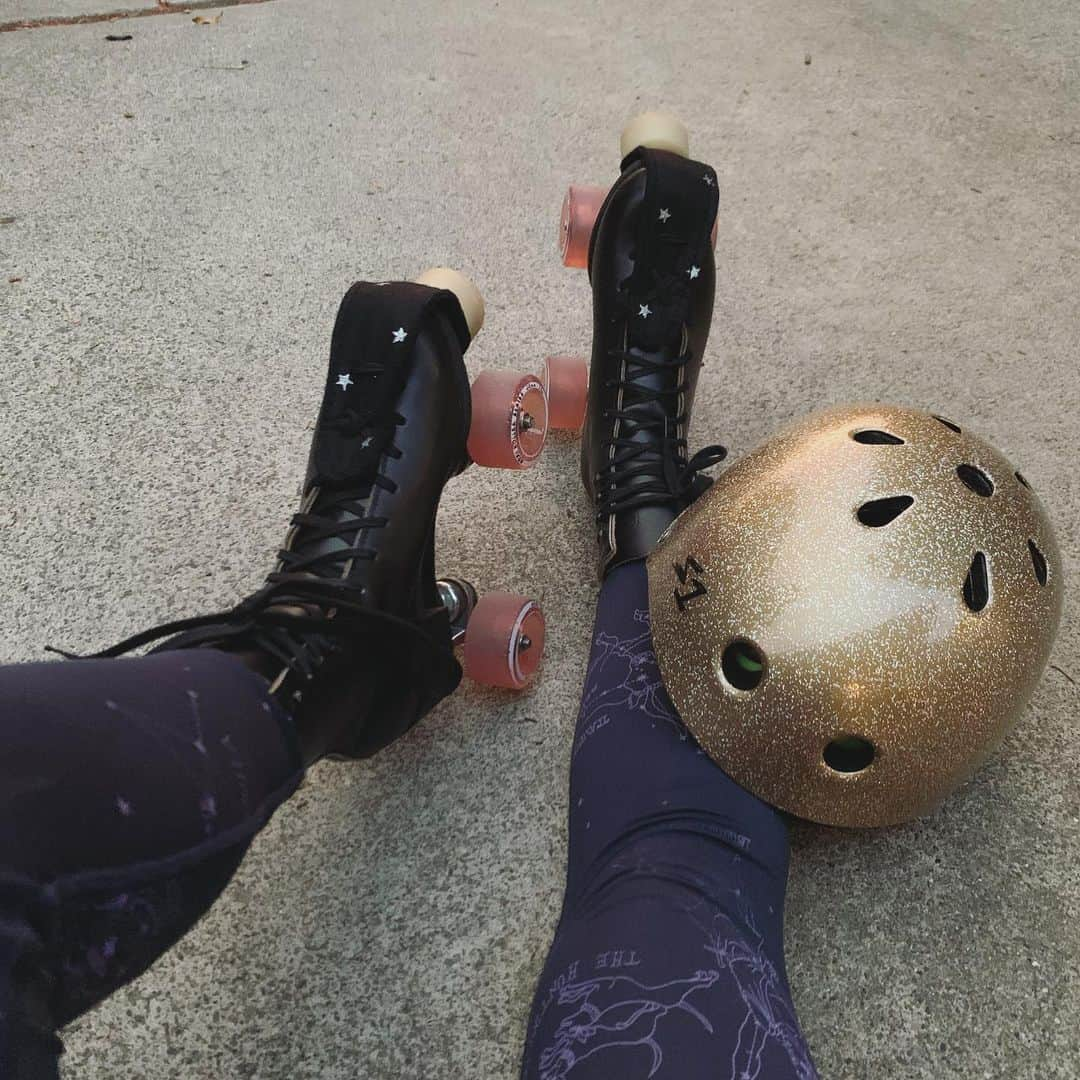 OLIVIAさんのインスタグラム写真 - (OLIVIAInstagram)「I started roller skating again about a month ago! 💘💘💘 I found these Riedell boots used. They were incredibly cheap so I grabbed them- but I’m not so thrilled that they are leather. 😱😵😱😵😱They’re some super old model from way back in the day. These used pink Moxi wheels arrived in the mail today- so I had to show them off. 😝 Aren’t they cute? I ordered a pair of @moonlightroller roller skates- a totally vegan one. Can’t wait to get them!! Oh and like my toe guards? I made them last week. 😜 #rollerskates #moxirollerskates」8月19日 12時25分 - olivialufkin