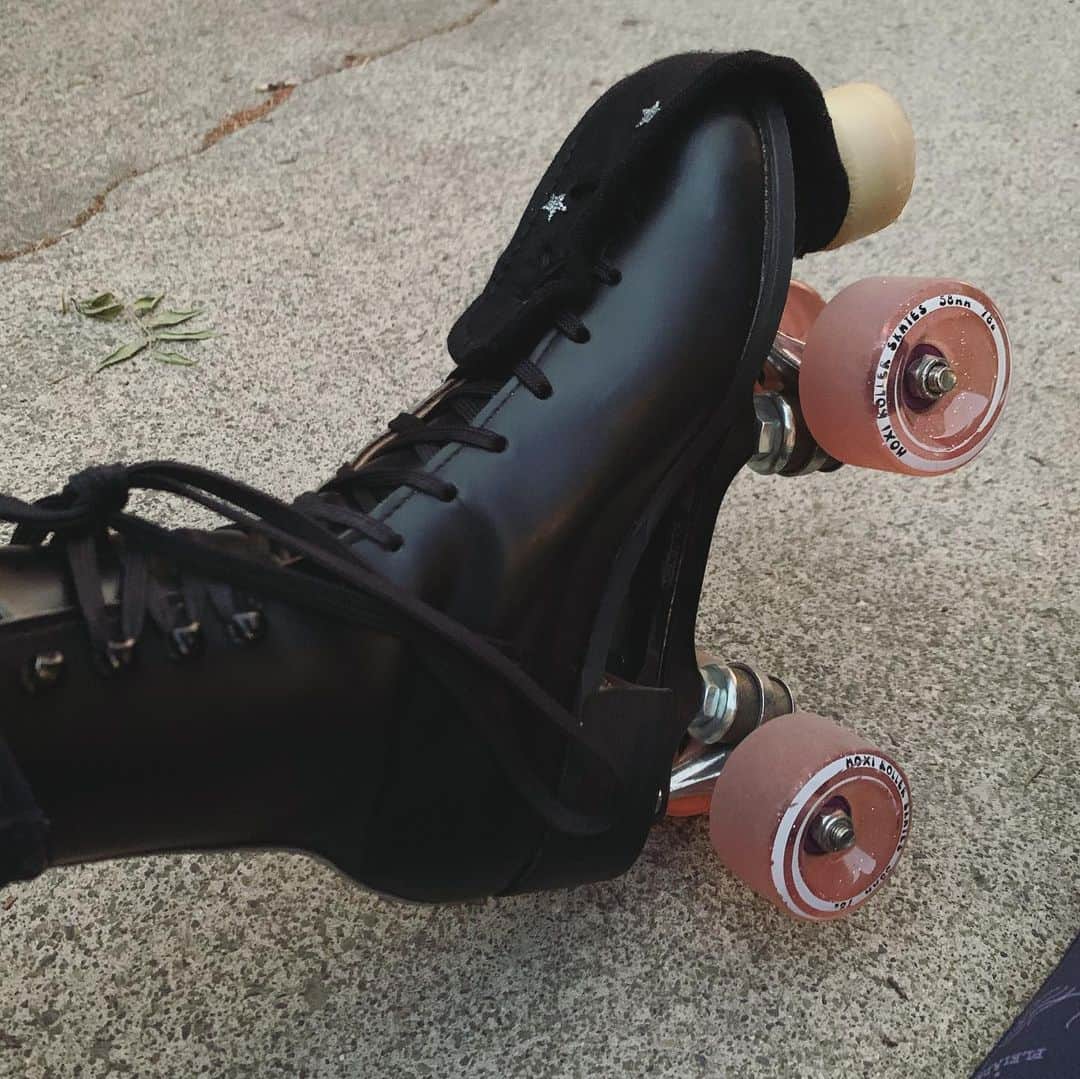OLIVIAさんのインスタグラム写真 - (OLIVIAInstagram)「I started roller skating again about a month ago! 💘💘💘 I found these Riedell boots used. They were incredibly cheap so I grabbed them- but I’m not so thrilled that they are leather. 😱😵😱😵😱They’re some super old model from way back in the day. These used pink Moxi wheels arrived in the mail today- so I had to show them off. 😝 Aren’t they cute? I ordered a pair of @moonlightroller roller skates- a totally vegan one. Can’t wait to get them!! Oh and like my toe guards? I made them last week. 😜 #rollerskates #moxirollerskates」8月19日 12時25分 - olivialufkin