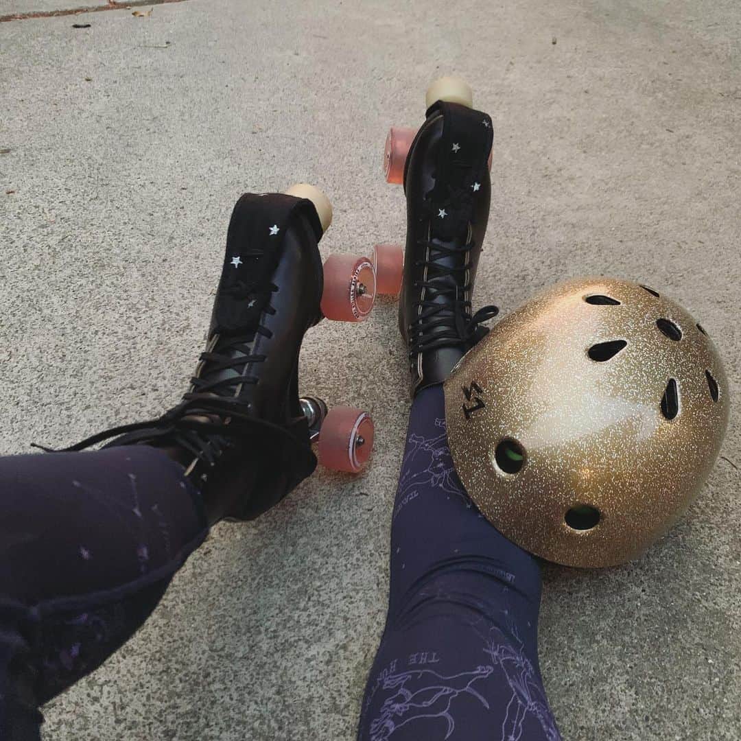 OLIVIAのインスタグラム：「I started roller skating again about a month ago! 💘💘💘 I found these Riedell boots used. They were incredibly cheap so I grabbed them- but I’m not so thrilled that they are leather. 😱😵😱😵😱They’re some super old model from way back in the day. These used pink Moxi wheels arrived in the mail today- so I had to show them off. 😝 Aren’t they cute? I ordered a pair of @moonlightroller roller skates- a totally vegan one. Can’t wait to get them!! Oh and like my toe guards? I made them last week. 😜 #rollerskates #moxirollerskates」