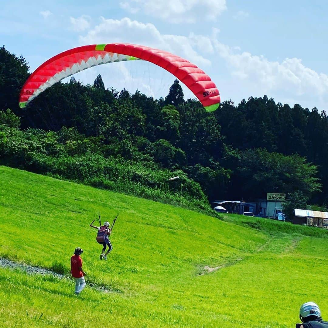 松川浩子さんのインスタグラム写真 - (松川浩子Instagram)「私もその1人。 「愛の不時着」にハマった人😍  1回目は号泣 2回目はワクワク 3回目はキュンキュンしながら 繰り返し見ております。  娘もKPOPにハマり 連日家では踊りまくっている 母子😅  ということで 今宵のあどりぶラジオは 韓流ドラマ、KPOPに どっぷりとお漬かり下さいませ。 深夜2時〜！(野球中継による時間遅れあり)  メッセージ、リクエストも 是非お送り下さいね〜💓 ad@mbs1179.comまで！  #愛の不時着 #愛の不時着ロス#ヒョンビン#ソンイェジン #kpop#韓流ドラマ#kpopラジオ #パラグライダー体験 #丹波篠山#ドラマ見てやりたくなった#写真は娘#私の写真は誰も当ててくれませんでした涙」8月19日 12時40分 - hiroko_matsukawambs