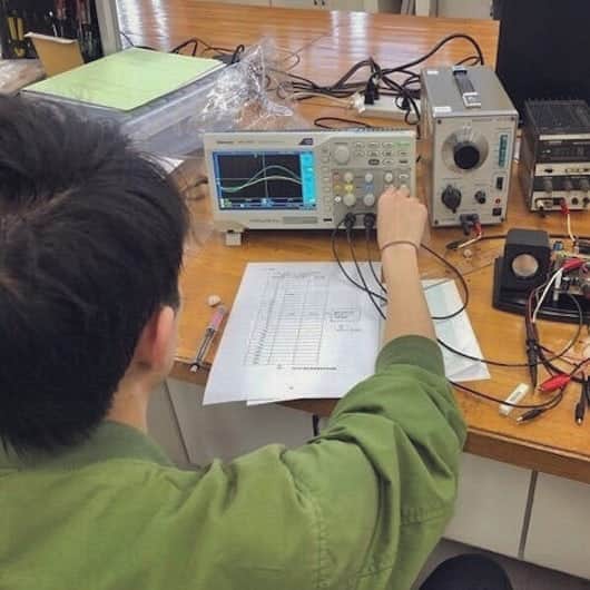 日本工学院さんのインスタグラム写真 - (日本工学院Instagram)「実習で制作した、自作のオーディオ機器を測定しているときの様子です❗ 何回か失敗しましたが、試行錯誤するうちに、だんだんと測定器の取り扱いにも慣れていきました✌ . . 「#日本工学院」をチェック！！ 学生が投稿したリアルな日常風景を見ることができますよ！ . . #nihonkogakuin #専門学校 #日本工学院八王子専門学校 #日本工学院専門学校 #教職員投稿写真 #電子電気科 #若きつくりびと #オーディオ #家電 #デジタル家電 #第二種電気工事士 #ホームエレクトロニクス #家電製品アドバイザー #家電製品エンジニア #電子回路 #電子基盤 #オール電化」8月19日 12時39分 - nihonkogakuin