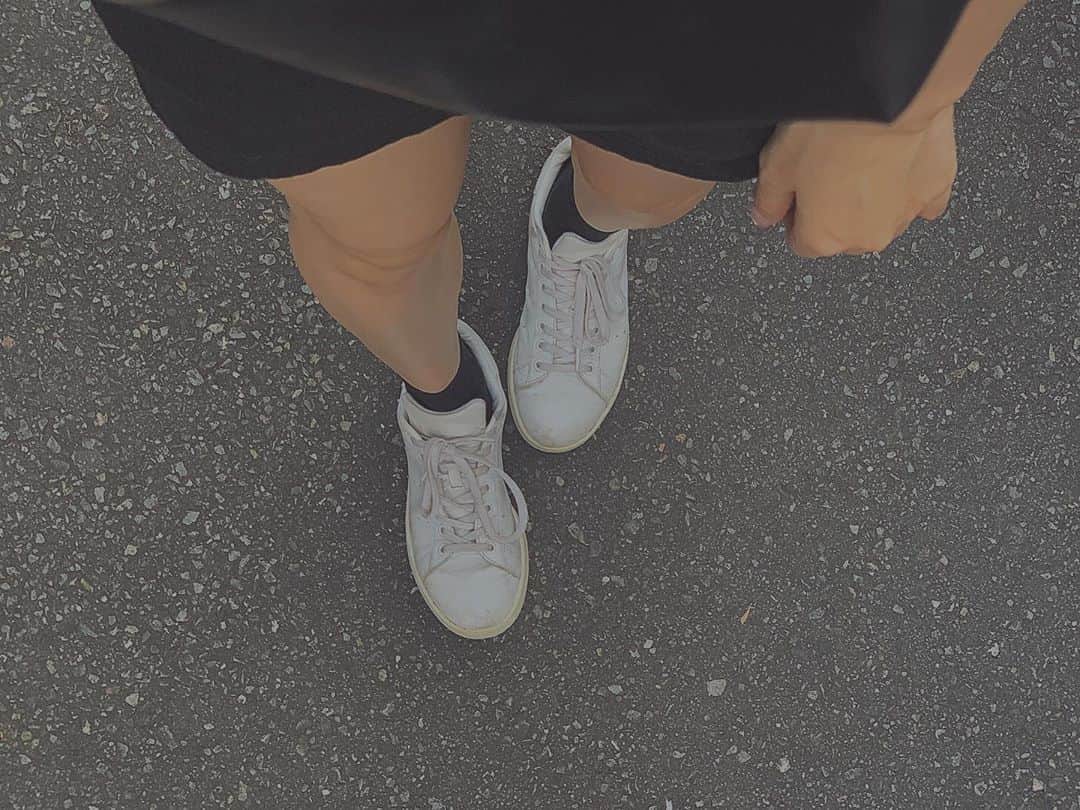 桑名利瑠のインスタグラム：「. . . 夏は、Tシャツ一枚にスニーカーが可愛い♡ . . . #fashion #followforfollowback #followｍe #l4l #instafashion #instagood #instalike #selfie #selca #photooftheday #tシャツ #ラフコーデ #散歩 #青空 #スニーカー #スニーカー女子 #stansmith #ポートレート #写真 #脚 #夏 #code #패션 #산책 #운동화 #사진 #outfit」