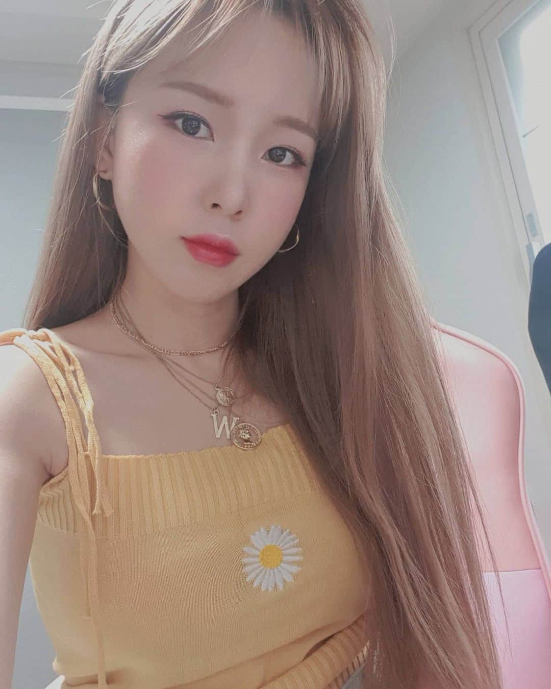 ウェイ のインスタグラム：「사계절 내내 화창한 여름이었으면 좋겠다,,🌞 I am a summer person.😽 What about u?」