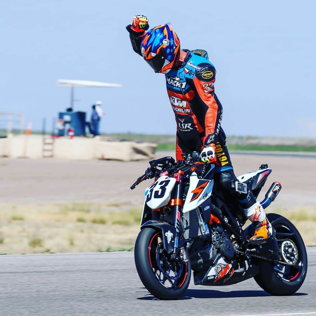 バンソンさんのインスタグラム写真 - (バンソンInstagram)「Eric Gulbransen at Buttonwillow Raceway... 🔥  . #vansonleathers #suit #vanson #leathers #fashion #style #armor #ktm #gogo #racer #velocidade #moto」8月19日 12時48分 - vansonleathers