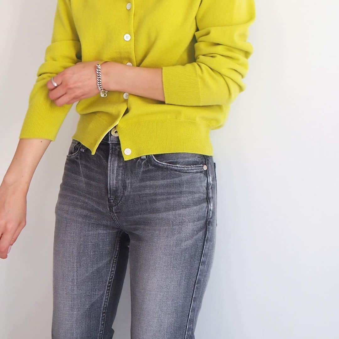 のインスタグラム：「〈 Focus on Denim 〉﻿ ワードローブに必須の定番アイテム、デニム。今こそ秋に向けてアップデートしてみては✨﻿ ﻿ 新作のデニムから、コーディネートを格上げする一本をスタッフがおすすめします。﻿ ﻿ 'Slim Straight Denim × Compact Knit'﻿ 包み込みの深いミッドライズなので、履きやすくヒップラインが気にならないところがおすすめです。 今季取り入れたいグレーデニムには、鮮やかなカラーのニットを合わせ大人カジュアルな着こなしに。   THE SERENA / upper hights 32040504019 / ¥24,000＋TAX﻿ 着用サイズ : 23 (22,23,24,25)﻿ ﻿ 渋谷スクランブルスクエア店 土田 / 155cm ﻿ -MEMBER’S 10％OFF CAMPAIGN-﻿ 8月31日(月)まで「MEMBER’S 10％OFF CAMPAIGN」を開催中です。トゥモローランドメンバーズ会員のお客さまは、オンラインストアでも10％OFFでご購入いただけます。 (プロフィールTOPのURLよりご覧ください🔗) ﻿ ﻿ #tomorrowland_jp﻿ #tomorrowland_womens﻿ #tomorrowland﻿ #fashion﻿ #upperhights」