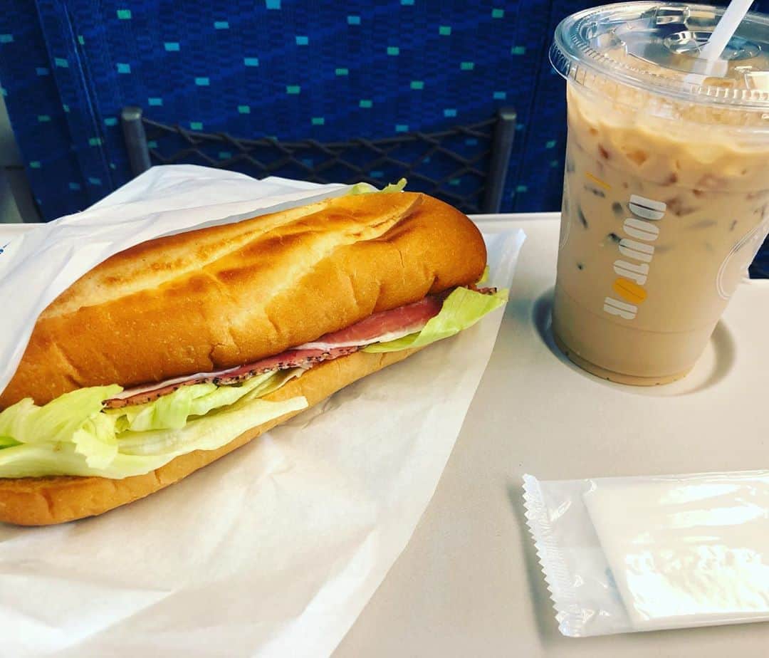 奥田修二さんのインスタグラム写真 - (奥田修二Instagram)「※画像は過去のものです。  今日は朝から新幹線。  こういう時は大体ドトールのミラノサンドAのセットをいただくのですが、新幹線車内での飲食はお控えくださいとのことなので、お控えさせていただきました。  #激アツの #ホームのベンチで #汗だくで #一気にかきこむ #ミラノサンドA #短歌が詠めました」8月19日 12時47分 - gakutensoku_okuda_official