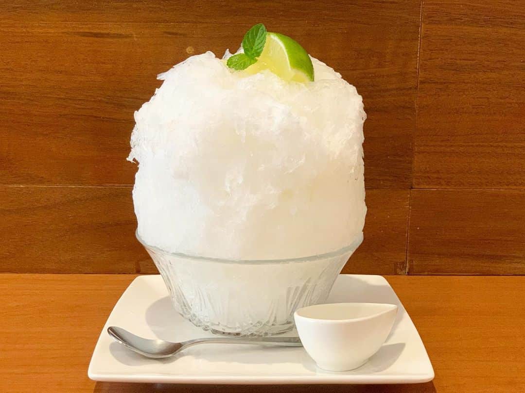 原田麻子さんのインスタグラム写真 - (原田麻子Instagram)「フレッシュミントモヒート風  やっぱりこれ好きだなぁ さっぱりさわやかなモヒートとミントジュレにライムをギュッと絞って。  #かき氷#かき氷🍧#おやつ#ごはん#sweets#shaveice」8月19日 12時49分 - achakoko
