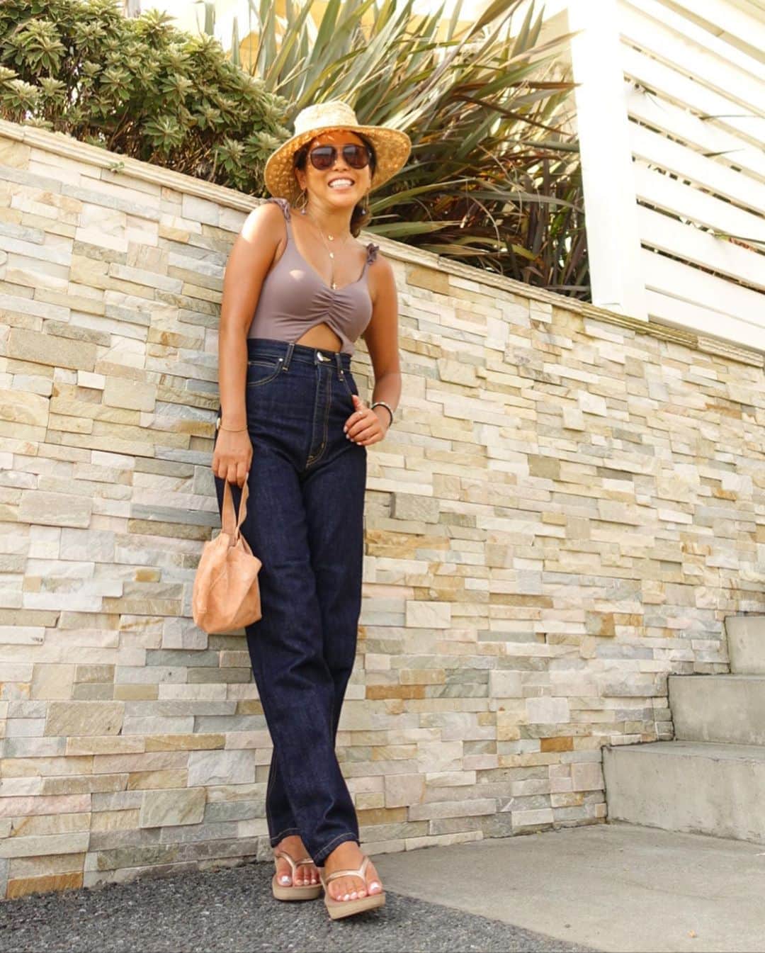 のインスタグラム：「クソ暑いのにどーしても履きたくなった 久々に買ったdenim💙 めちゃハイウエスト‼️ ビキニワンピ×デニムコーデ😚😚😚 秋はブーツで履きたいなぁ💞  コーデ hat#lamaisondelyllis  Bikini#alexiastam  denim#blackbymoussy  bag#manlylife  ビーサン#havaianas」