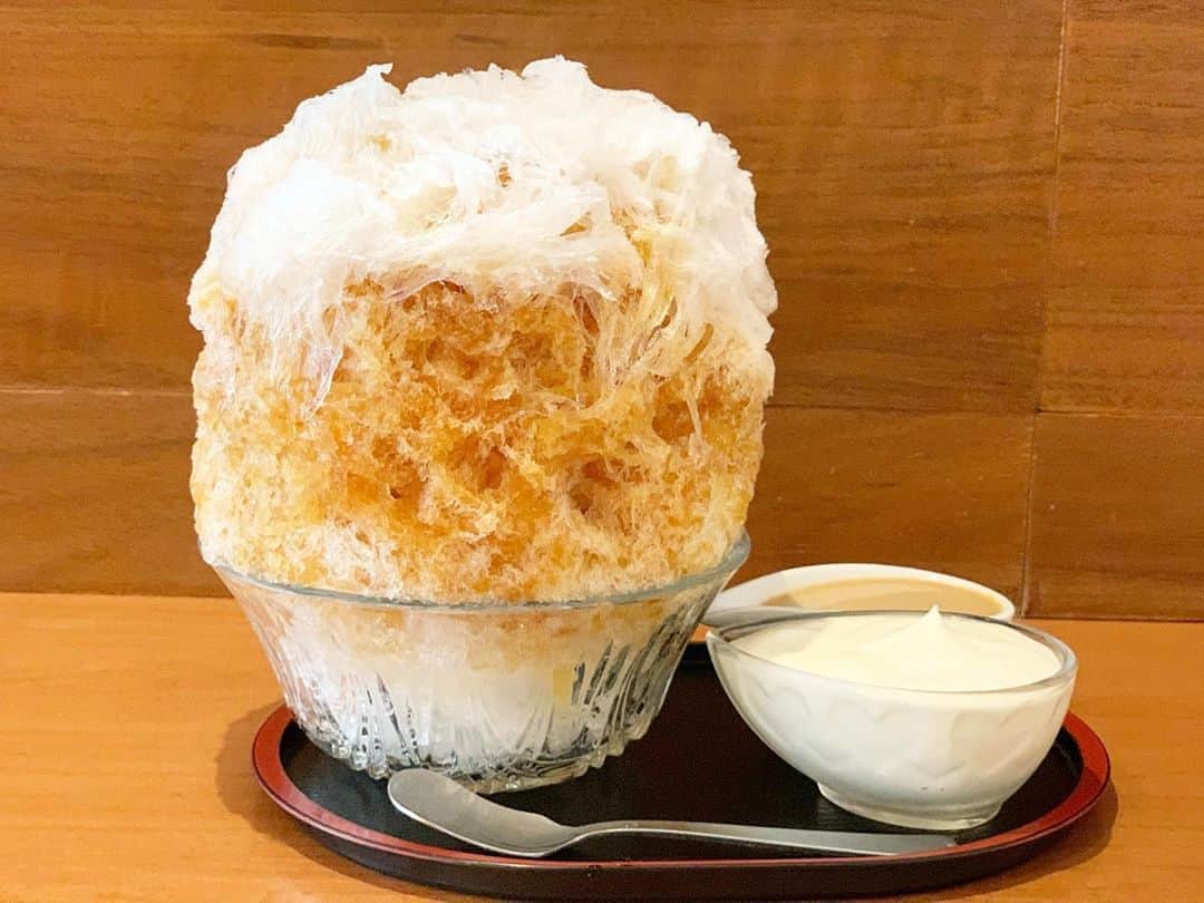原田麻子さんのインスタグラム写真 - (原田麻子Instagram)「アールグレイ ホイップ  ストレートティーのかき氷が食べたいなぁって思ってたらアールグレイが！えっ、これ前からあったかな？って聞いたら去年からあるそう。いつもアッサムディンブラかマサラチャイだしまさかの初めまして✨  これがめっちゃ美味しいなんなの ストレートのアールグレイ香りよすぎだしスッキリしてて暑い日に最高  ももシロップ追加できればなぁ フルーツ紅茶みたいにしても美味しそう 紅茶練乳付きだから後で味変できるぞ  #かき氷#かき氷🍧#おやつ#ごはん#sweets#shaveice」8月19日 12時54分 - achakoko