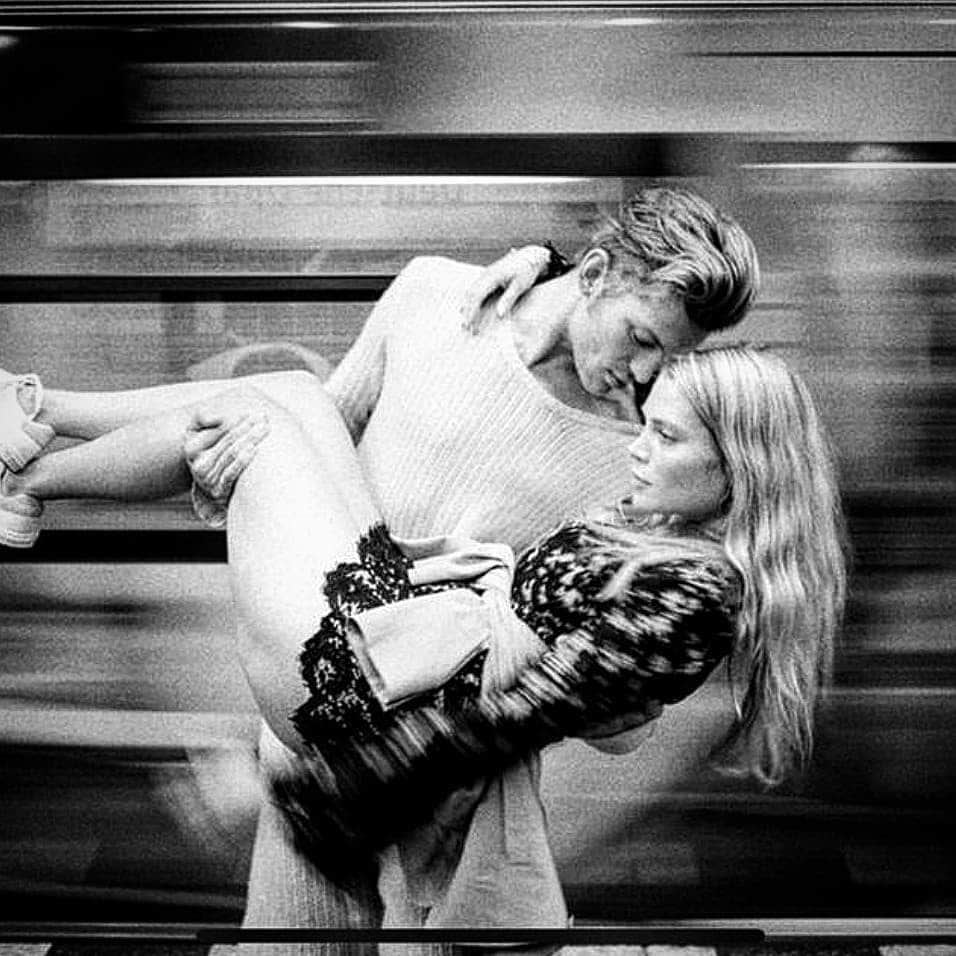 セバスティアン・ソーブのインスタグラム：「This will be the 1st year that i will not have a birthday party... But, I got the best gift a man could ever ask for; I am finally re-united with the love of life. My soul mate and fiancé @laurakasz <3  #Bash 19/08/1987」