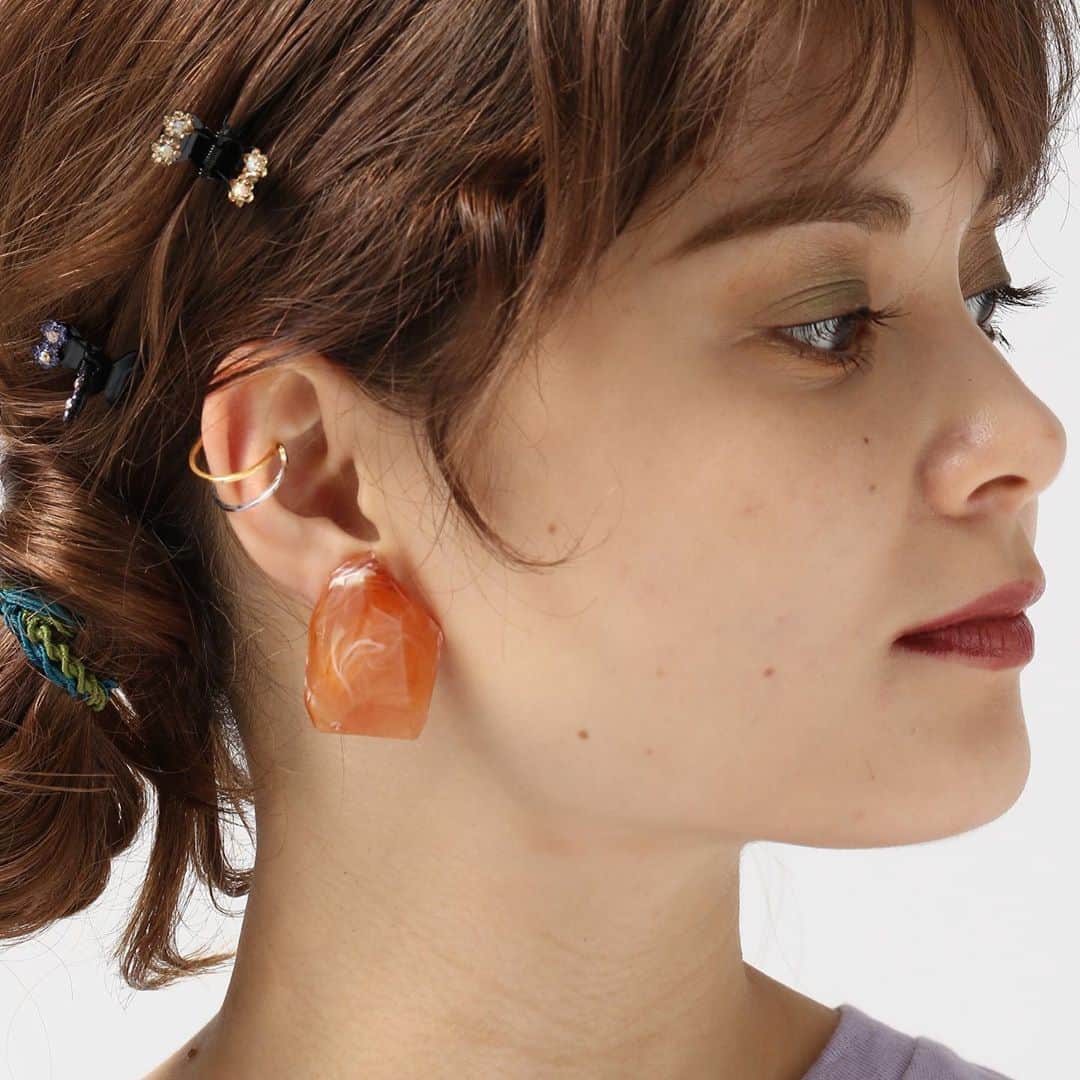 Me%さんのインスタグラム写真 - (Me%Instagram)「silver× gold ear cuff ————— メタルコンビワイヤーイヤカフ(item894731)  シルバー×ゴールドの組み合わせが今年のおすすめ。 華奢なアイテムなのでボリュームピアスとの組み合わせも可愛い。 ————— #mepercent #accessory #pierce #earrings #earcuff #イヤーカフ」8月19日 12時58分 - me_percent