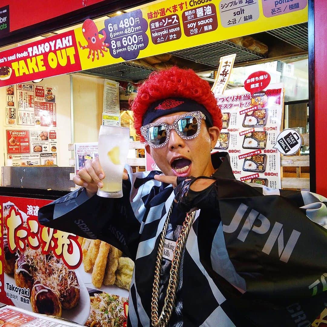 あっくんのインスタグラム：「こいつだ。 こいつなんだ。 こいつは幸せも招くし 不幸も招く。 取扱注意なんだ。 こいつとの向き合い方をしっかりと考えなければ、破滅の道へ進むことになるだろう。 一瞬は楽しいかもしれない。 一瞬は幸せかもしれない。  ただその後に押し寄せてくる荒波に耐える事ができるのか？  リスクが高いのに、なぜそこまで求めてしまうのか？  人間の欲望は恐ろしい。 体を壊すし、記憶も無くなるし、お金もなくなる。 得るものなんてごくわずかだ。 いや、何もないかもしれない。  ただこれだけは言わせてくれ。。  #酒が飲みたい」