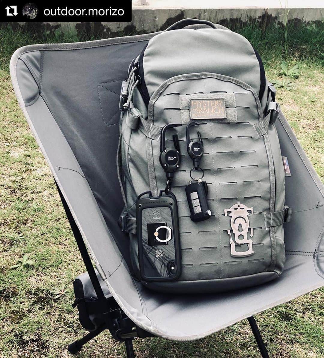 のインスタグラム：「. @outdoor.morizo 様、ご愛用ありがとうございます。  #root_co #shockresistcaseplushold #magreel360 #magreellite  Repost from @outdoor.morizo ☆ 記念すべき1枚目  ずっと撮りたかった写真  しぶい、しぶすぎる。。  #misteryranch  #ミステリーランチ  #スーパースリック #ヘリノックスタクティカルチェア  #herinox  #rootco  #ルートコー #フォリッジ  #フォリッジグリーン  #グレーが好きすぎる」