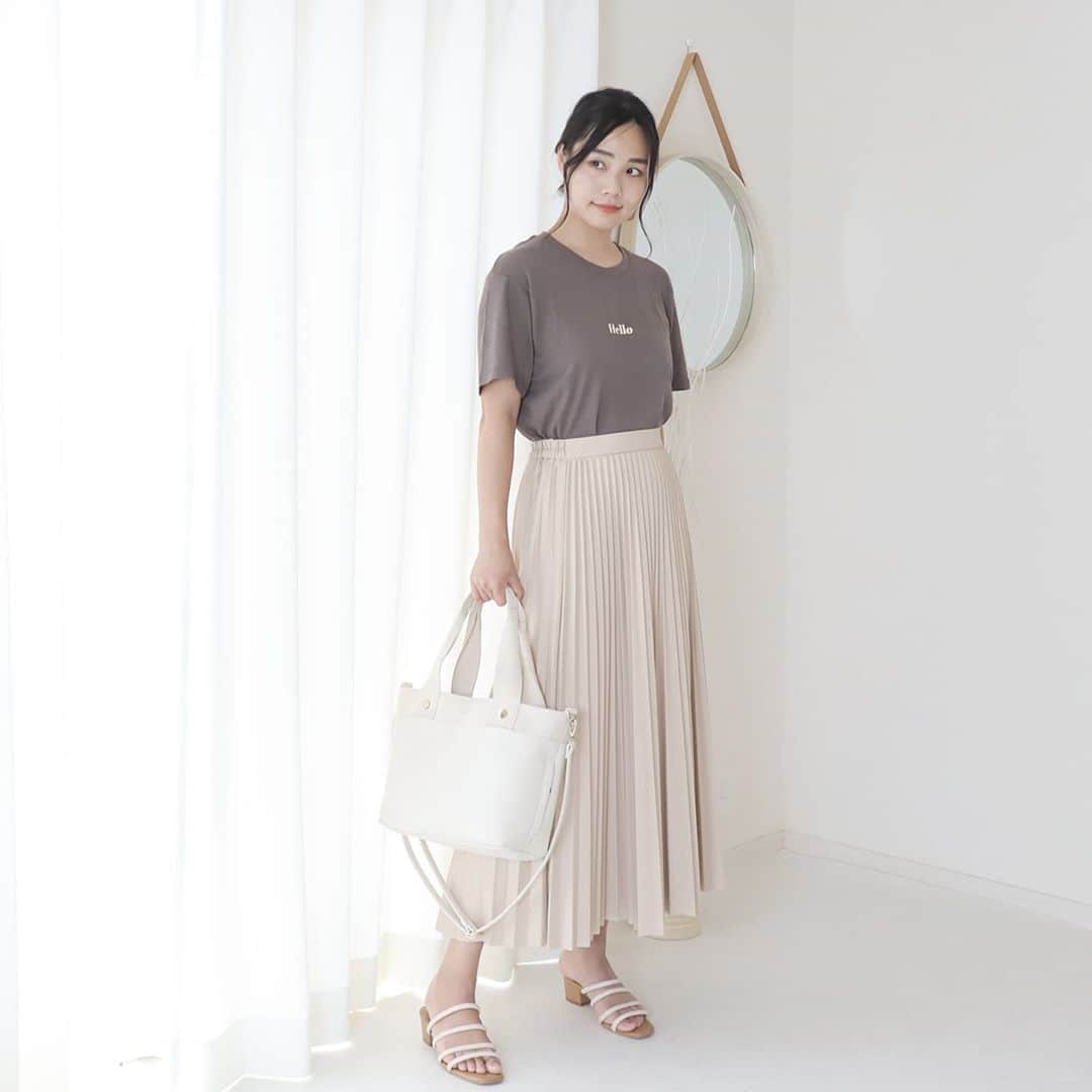 Eri Satoさんのインスタグラム写真 - (Eri SatoInstagram)「brown×ivoryコーデ · tops: @dress_accessory skirt: @blistorm_jp bag: @kalie_official shoes: @adevivre  · 毎日暑いけど秋物も少しづつ 気になってたエコレザーのスカート。 · @blistorm_jp の #エコレザープリーツスカート は アイボリー色でロングプリーツなのも好み💛 そしてびっくりするぐらいプチプラ😲 本当に高見えするスカートです✨ 秋冬はニットと合わせたら可愛いよね😍 ·  #Blistorm#高身長コーデ#ママコーデ#カジュアルコーデ #夏コーデ#fashion#ootd#outfit#code#coordinate#style#ファッション#コーディネート#コーデ#プチプラ#プチプラコーデ#シンプルコーデ#mamagirl#locari#partegram#カジュアル#お洒落さんと繋がりたい」8月19日 13時07分 - satoeri626