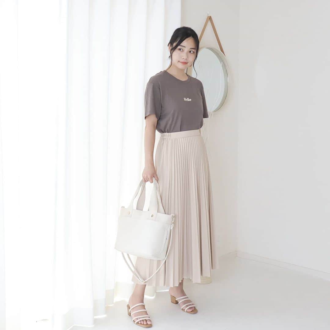 Eri Satoのインスタグラム：「brown×ivoryコーデ · tops: @dress_accessory skirt: @blistorm_jp bag: @kalie_official shoes: @adevivre  · 毎日暑いけど秋物も少しづつ 気になってたエコレザーのスカート。 · @blistorm_jp の #エコレザープリーツスカート は アイボリー色でロングプリーツなのも好み💛 そしてびっくりするぐらいプチプラ😲 本当に高見えするスカートです✨ 秋冬はニットと合わせたら可愛いよね😍 ·  #Blistorm#高身長コーデ#ママコーデ#カジュアルコーデ #夏コーデ#fashion#ootd#outfit#code#coordinate#style#ファッション#コーディネート#コーデ#プチプラ#プチプラコーデ#シンプルコーデ#mamagirl#locari#partegram#カジュアル#お洒落さんと繋がりたい」
