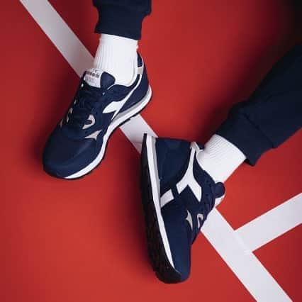 のインスタグラム：「. 【diadora NEW PRODUCT INFORMATION】 . "n92" . diadoraランニングシューズの代表作n9002/n902のテイクダウンモデルn92。 落ち着いた配色でクラシックな雰囲気ながら感度の高いデザインがセンスを引き立てる品格あるスニーカーに仕上がっています。 . #diadora #diadorasportswear #n92 #makeitbright #sneakers #ディアドラ #ディアドラスポーツウェア #スニーカー」