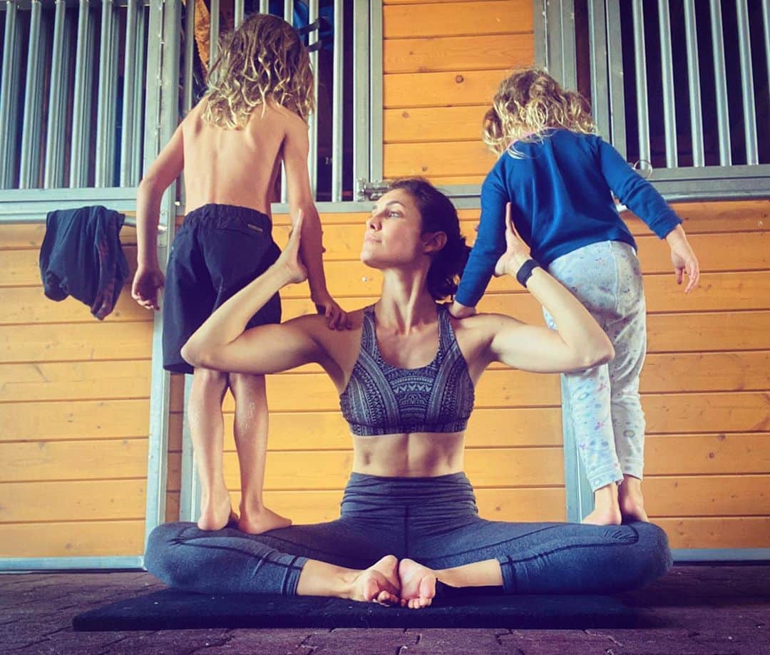 ダニエラ・ルーアのインスタグラム：「Its all about finding balance... and doing your best to keep the cubs busy. I’ve run out of ideas so here’s this moment for posterity. . É uma questão de encontrar equilíbrio... e fazer o nosso melhor para manter as crias ocupadas. Já não tenho mais ideias por isso aqui está este momento para a posteridade. . #posterity #quarantine #2020 #barnlife #barnliving #parent #mom #mycubs #kids #siblings #blondies #wod #stretching #mama #stretch #esticar #butterfly #balance #equilibrio #love #family #quality #time #amor」