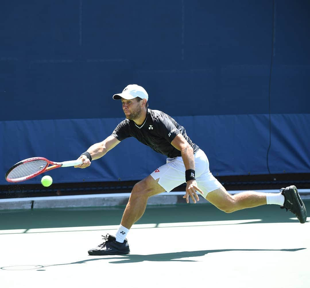 ラドゥ・アルボットさんのインスタグラム写真 - (ラドゥ・アルボットInstagram)「Trying to remember how to chase that yellow thing🎾  @cincytennis @usopen  #run #and #hit #hard」8月19日 13時10分 - radu.albot11