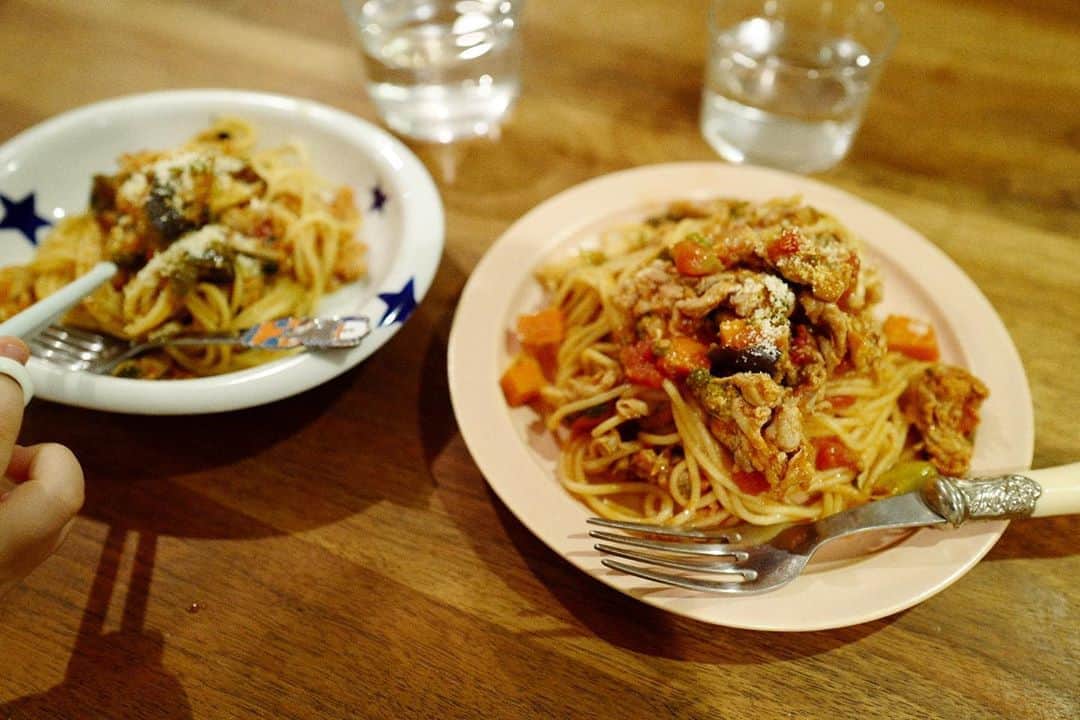 安田美沙子さんのインスタグラム写真 - (安田美沙子Instagram)「いつかのアレンジパスタ🍝 ラタトゥイユに、豚肉の薄切りを混ぜてパスタに。 お野菜も、タンパク質も、糖質もしっかり摂れました✨ 息子おかわり。よく食べるなぁ。 . . . #instafood #lunch #みさこクッキング　#アレンジメニュー　#時短レシピ　#こどもごはん」8月19日 13時23分 - yasuda_misako