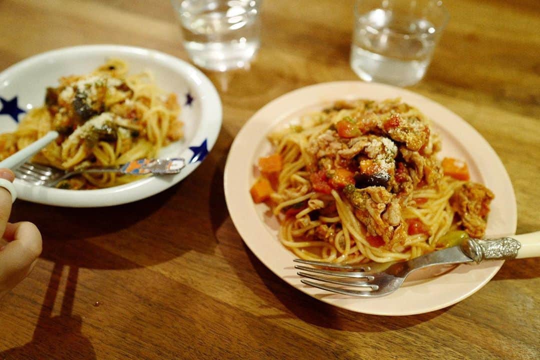 のインスタグラム：「いつかのアレンジパスタ🍝 ラタトゥイユに、豚肉の薄切りを混ぜてパスタに。 お野菜も、タンパク質も、糖質もしっかり摂れました✨ 息子おかわり。よく食べるなぁ。 . . . #instafood #lunch #みさこクッキング　#アレンジメニュー　#時短レシピ　#こどもごはん」