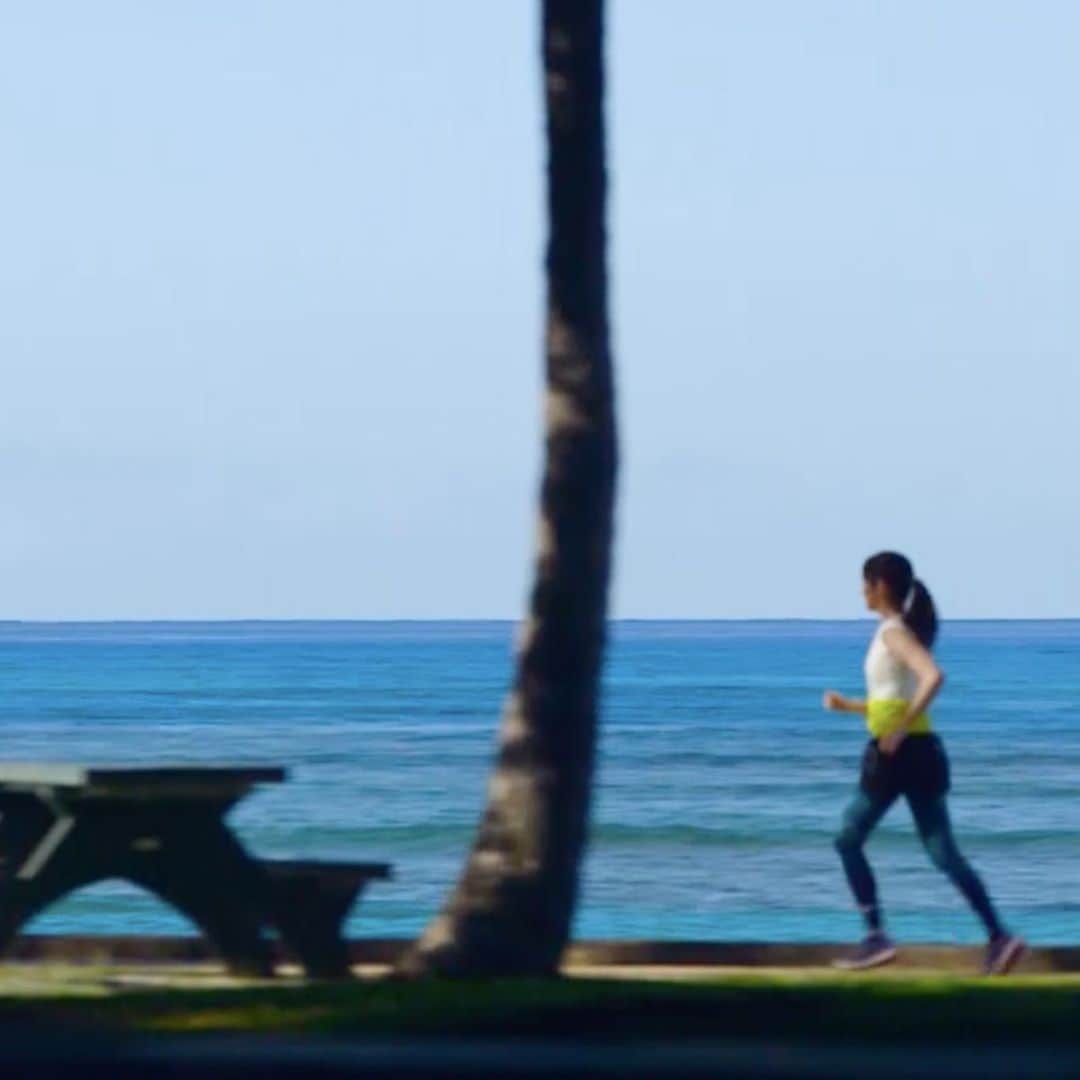 フジテレビ「空旅をあなたへ」さんのインスタグラム写真 - (フジテレビ「空旅をあなたへ」Instagram)「今週木曜22:54～の「空旅をあなたへ」は、 2017年3月に放送した、 高梨臨さんのハワイの空旅です！  美しい自然溢れるリゾート・オアフ島  朝の絶景に出逢うなら、 ちょっと早起きをして、モーニングラン🏃‍♀️🌄  潮風に包まれながら、 ハワイの魅力を肌で感じる時間です ☀️  丘を登ると待っているのは、 ホノルルが一望できる大パノラマ「タンタラスの丘」🥺💐  そのあとは、贅沢にプライベートクルーズを楽しみます🛥✨  水平線に沈む、琥珀色の夕陽。。 煌めく海に包まれて、心躍る空旅です🍸  放送をお楽しみに！ (※関東のみの放送です)   #高梨臨 さん #ハワイ #オアフ #モーニングラン #タンタラスの丘 #空旅をあなたへ #撮影 #撮影オフショット」8月19日 13時23分 - soratabi_fuji