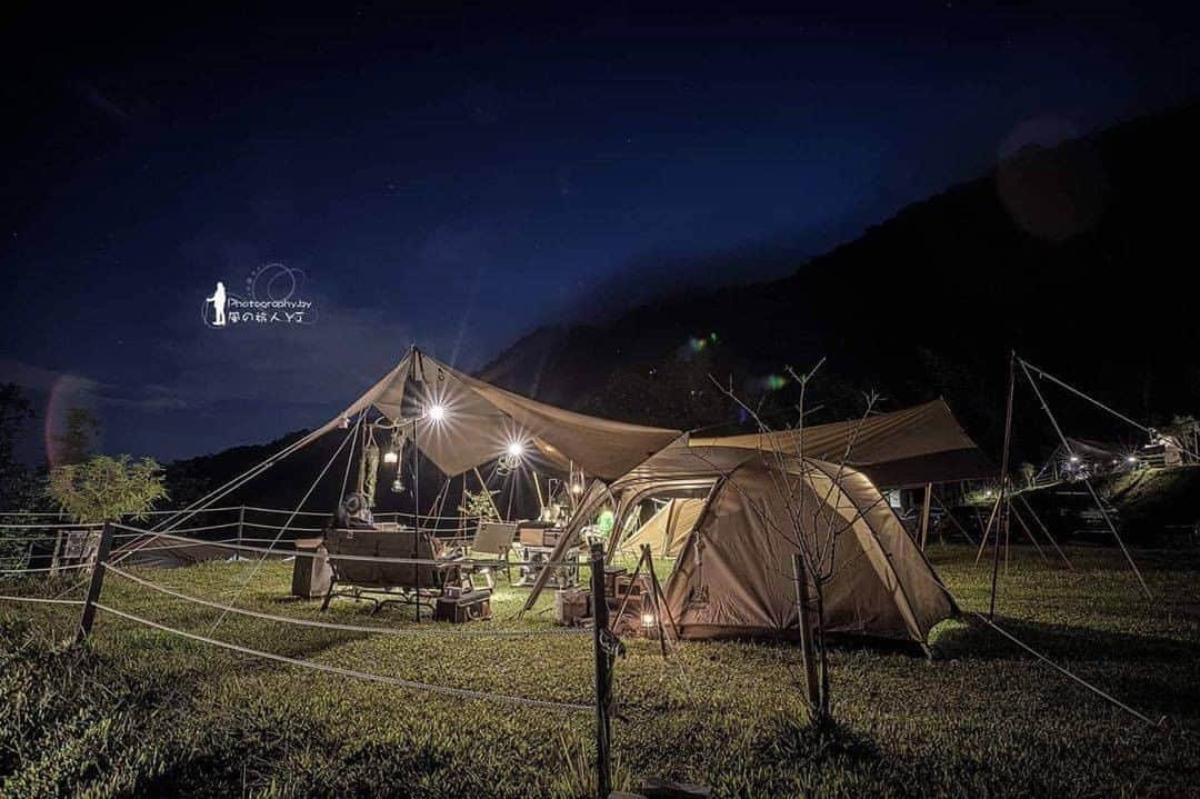 hinata_outdoorさんのインスタグラム写真 - (hinata_outdoorInstagram)「@arerisu1004 さんのpic✨﻿ ﻿ 洗練されたキャンプレイアウトを発見👀‼️ 保存していつかキャンプで真似したい😍  🌳🌲🌳🌲🌳🌲🌳🌲🌳🌳﻿ ﻿ #hinataoutdoor を付けて⠀⠀⠀﻿ アウトドアシーンを投稿してください😊⠀﻿ 素敵な投稿はリポストさせていただきます！﻿ ﻿ 🌳🌲🌳🌲🌳🌲🌳🌲🌳🌳﻿ ﻿ 🚙キャンプや山登りのアウトドア情報はプロフィールのURLから﻿ ➡ @hinata_outdoor﻿ ﻿ 🍖美味しそうなキャンプ料理の写真は﻿ ➡️ @hinata_gohan⠀⠀⠀⠀⠀⠀⠀⠀⠀⠀⠀⠀⠀﻿ ﻿ #キャンプ #アウトドア #キャンプギア #アウトドアギア #キャンプ道具 #キャンプ場 #キャンプインテリア #キャンプ部 #ファミキャン #キャンプ初心者 #キャンプ収納 #キャンプ女子  #ソロキャンプ #グループキャンプ #グルキャン  #camp #outdoor  #夏キャンプ #アウトドアインテリア」8月19日 13時15分 - hinata_outdoor