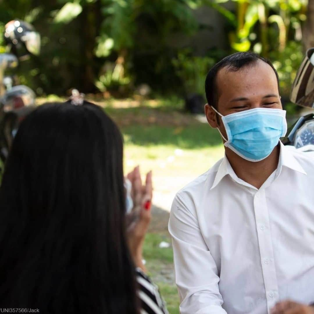 unicefさんのインスタグラム写真 - (unicefInstagram)「When children have nowhere to turn for help, social workers like Mai Chor in Battambang, Cambodia, are a lifeline.⁣ ⁣ In the last four years, he has provided vital support to children affected by domestic violence, abuse and crime. During the pandemic, he is also providing communities with information on how to slow the spread of #COVID19.⁣ ⁣ In times of crisis, governments must have immediate and long-term measures that keep children safe - this includes designating and investing in social workers as essential. #ENDviolence © UNICEF/Jack」8月19日 13時15分 - unicef