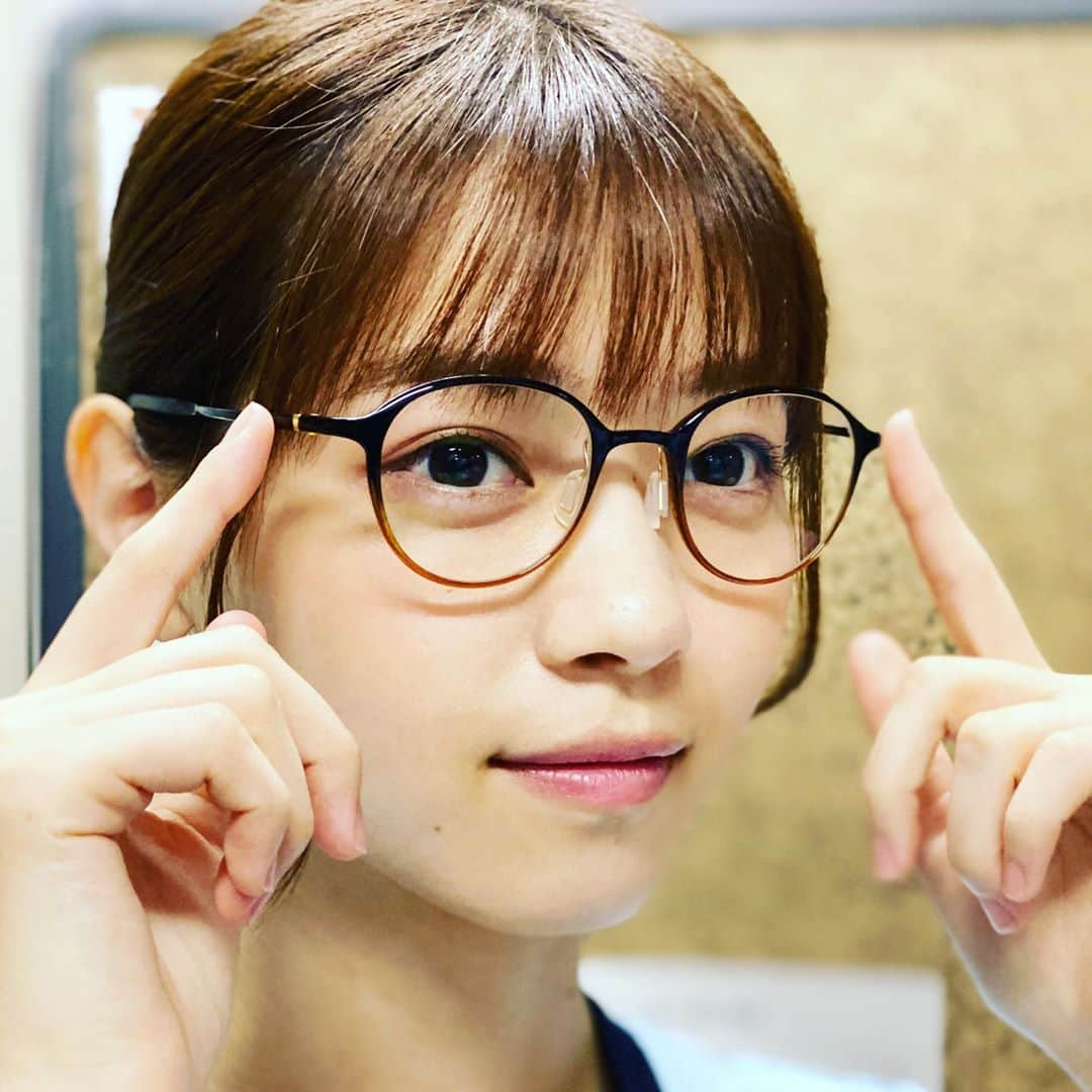 相原くるみ（西野七瀬）さんのインスタグラム写真 - (相原くるみ（西野七瀬）Instagram)「メガネかけてみた。  #相原くるみ #病院薬剤師  #新人薬剤師 #新人薬剤師と繋がりたい  #メガネ女子  #虹子先輩の #意外と似合うかも  #龍ちゃんのメガネ #今度借りよう  #カルテ見るとき #メガネあるといいかな #かわいいな #メガネ #でも　#やっぱ #虹子先輩のほうが #似合ってる #しゅん  #新人薬剤師相原くるみ」8月19日 13時17分 - aiharakurumi