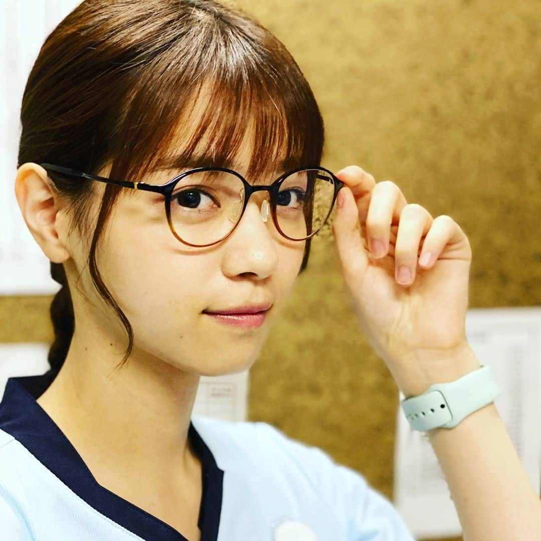 相原くるみ（西野七瀬）さんのインスタグラム写真 - (相原くるみ（西野七瀬）Instagram)「メガネかけてみた。  #相原くるみ #病院薬剤師  #新人薬剤師 #新人薬剤師と繋がりたい  #メガネ女子  #虹子先輩の #意外と似合うかも  #龍ちゃんのメガネ #今度借りよう  #カルテ見るとき #メガネあるといいかな #かわいいな #メガネ #でも　#やっぱ #虹子先輩のほうが #似合ってる #しゅん  #新人薬剤師相原くるみ」8月19日 13時17分 - aiharakurumi